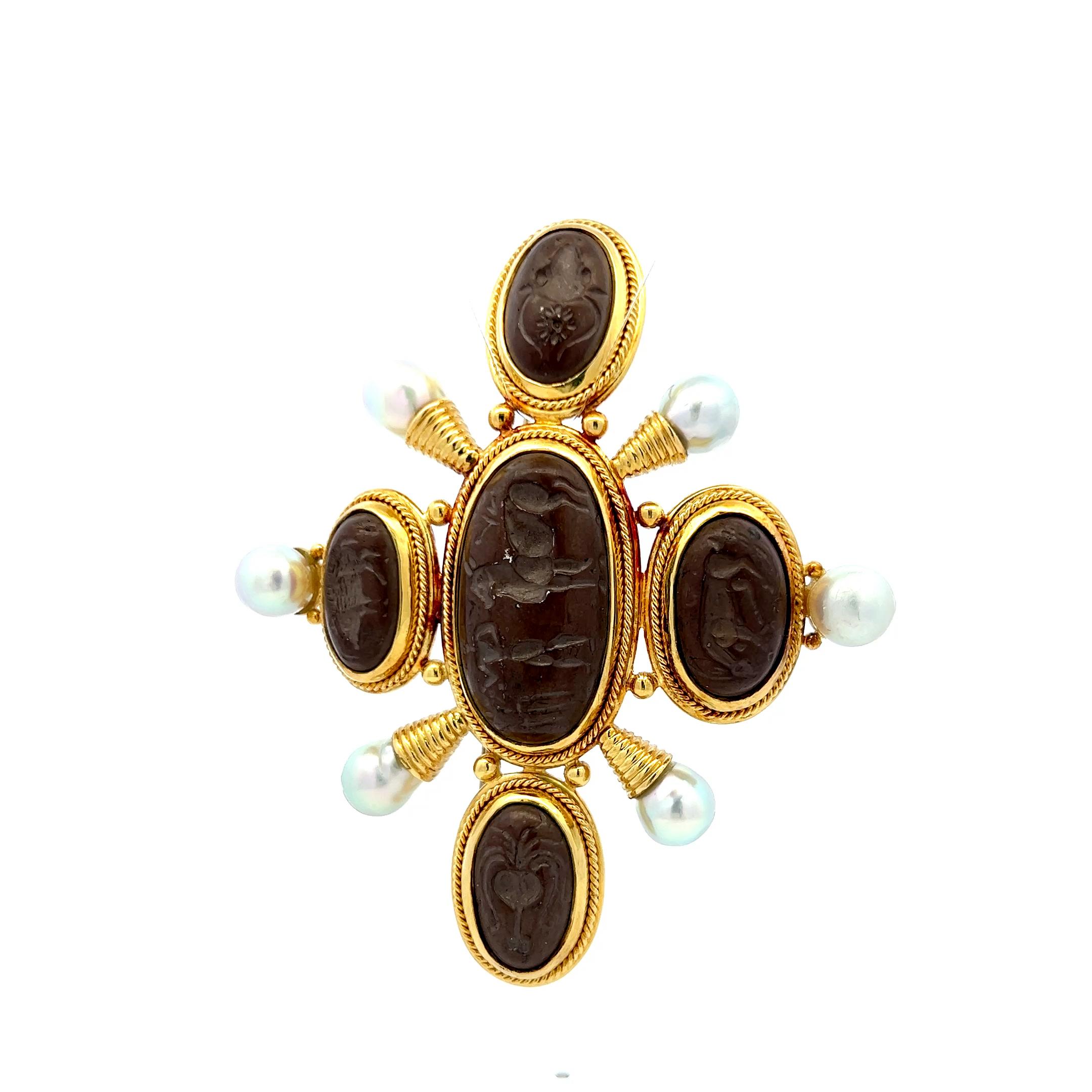 Broche en or jaune 18 carats avec perles en intaille de calibre Elizabeth en vente 1
