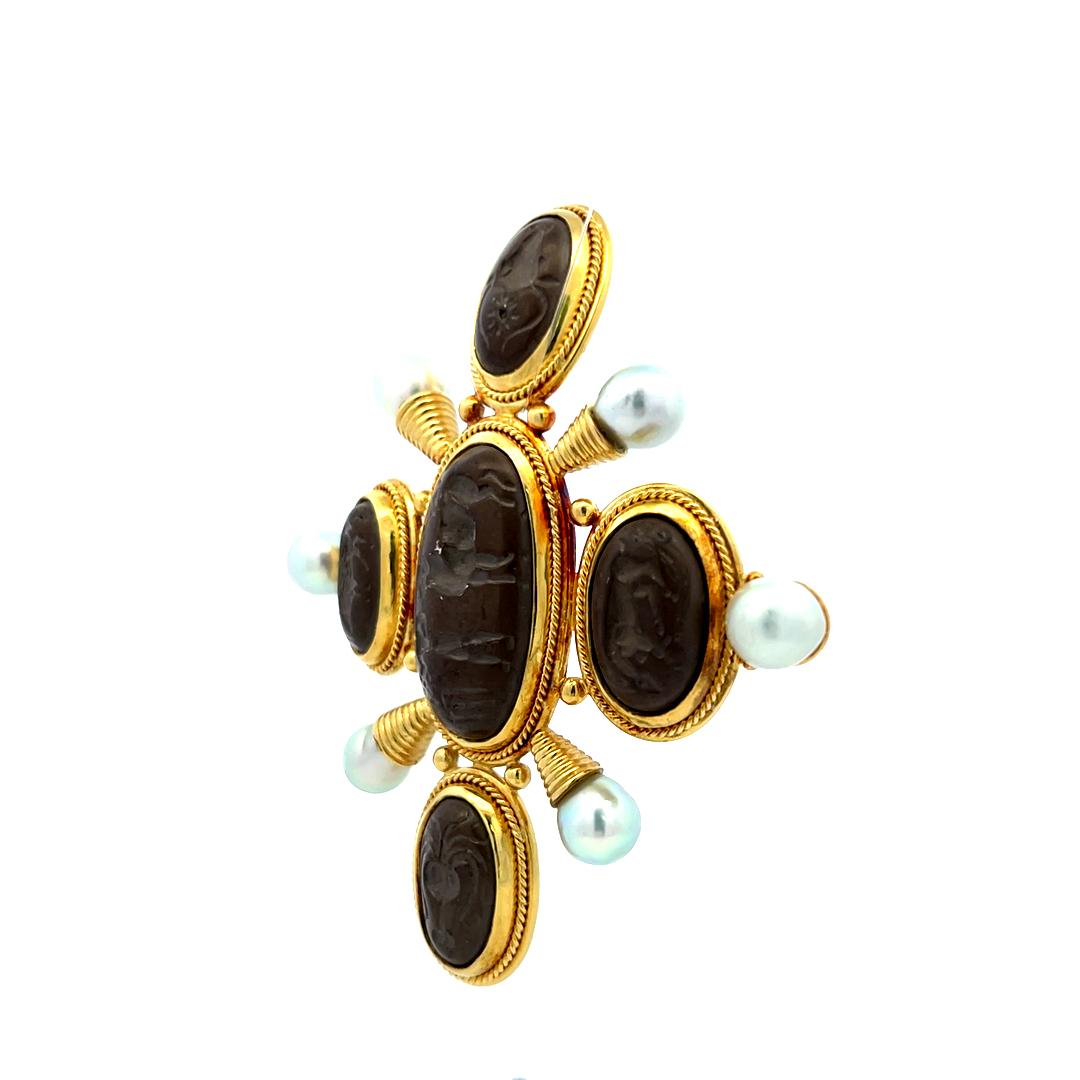 Broche en or jaune 18 carats avec perles en intaille de calibre Elizabeth en vente 2