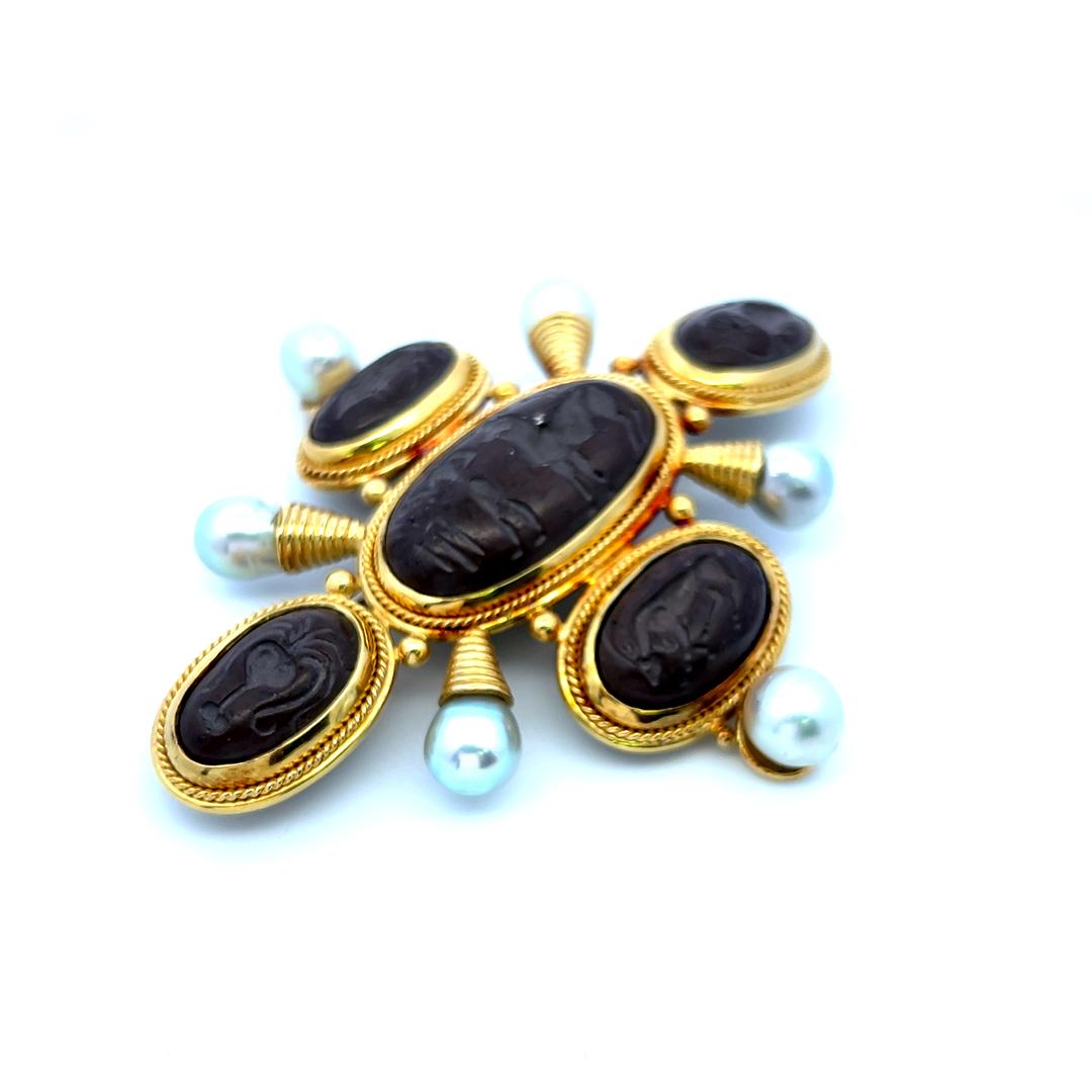 Broche en or jaune 18 carats avec perles en intaille de calibre Elizabeth en vente 4