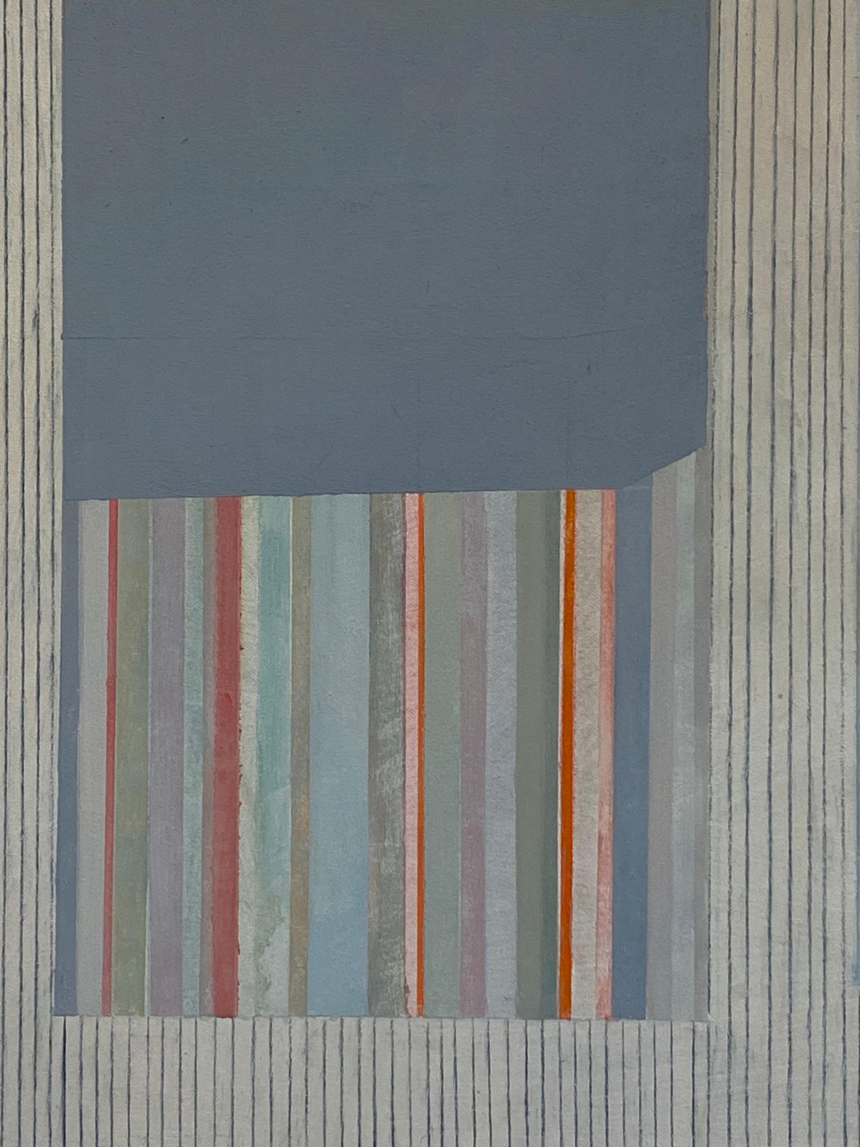 In questo quadro astratto di Elizabeth Gourlay, le strisce e i blocchi di colore in grigio, verde chiaro, rosso, arancione e blu, puliti e precisi e accuratamente ordinati, sono vivaci e vibranti sullo sfondo grigio beige. Firmato, datato e titolato