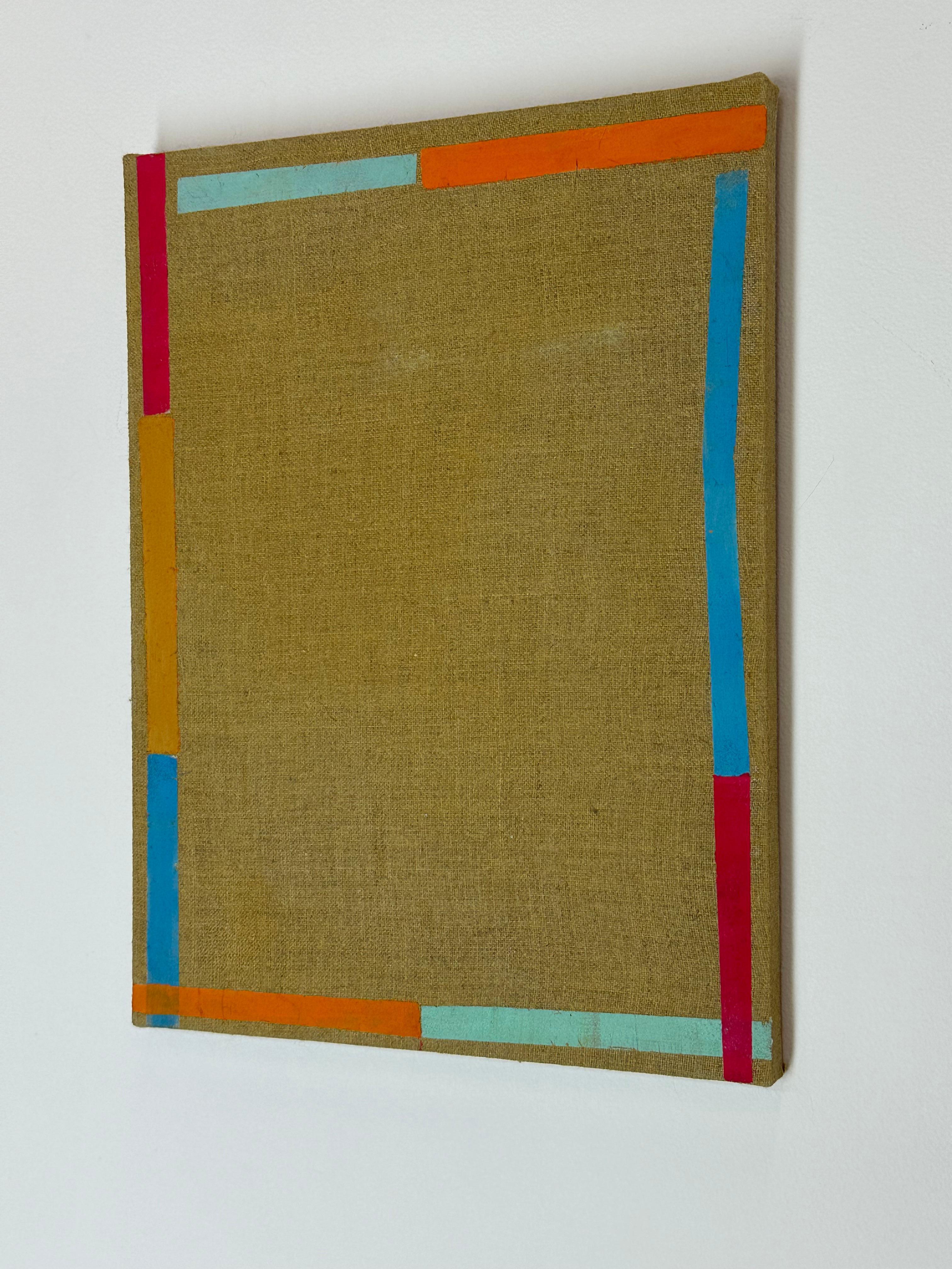 In questo quadro astratto contemporaneo in acrilico su lino montato su pannello, blocchi di colore orizzontali accuratamente ordinati lungo il bordo della composizione in rosa, arancione e azzurro sono vibranti contro il caldo beige del lino.