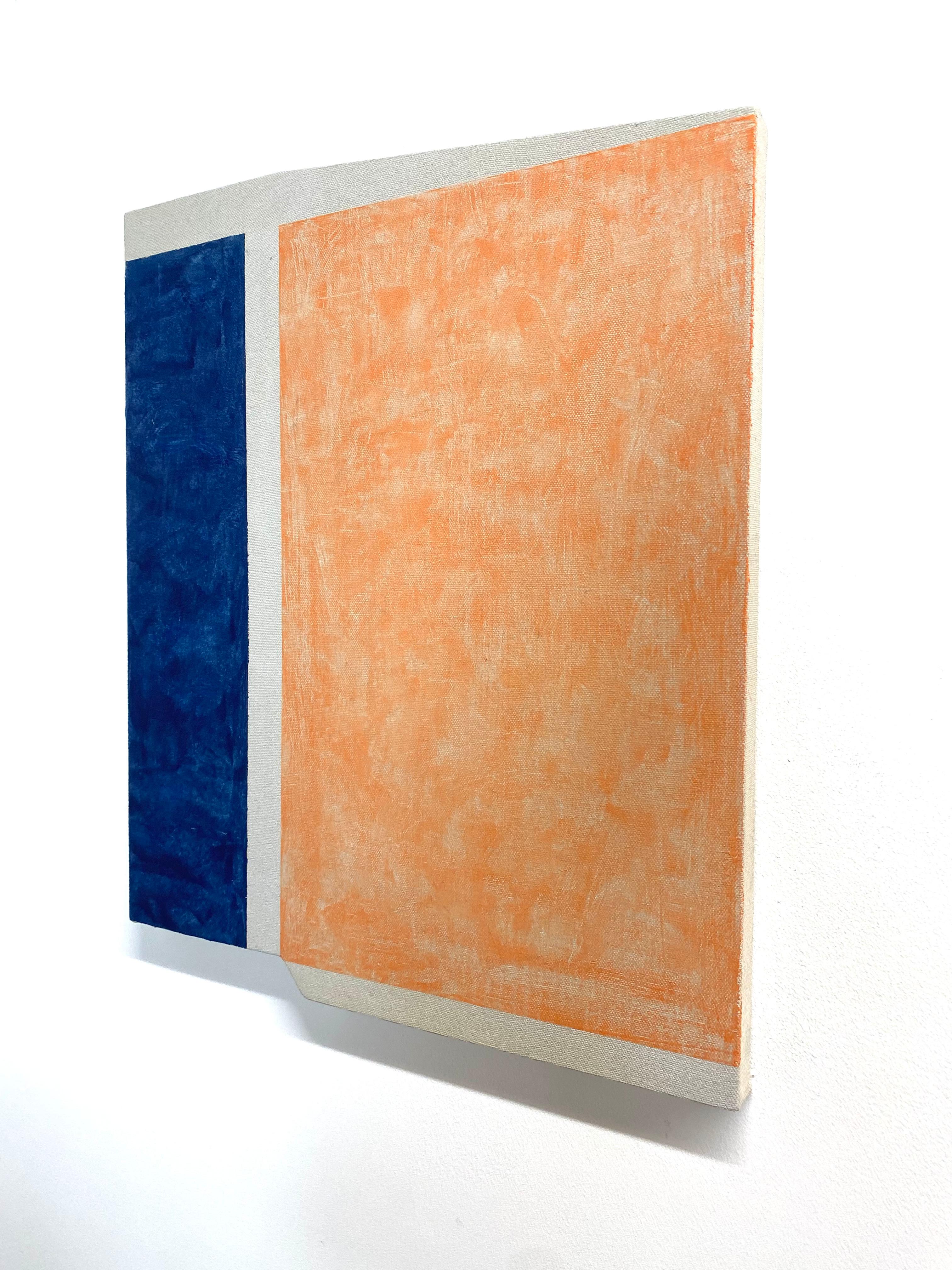 Deux blocs verticaux de couleur dans un bleu lapis foncé et un orange doux et tacheté sont lumineux sur des sections neutres plus fines de lin exposé dans cette peinture sur un panneau façonné. Signé, daté et titré au verso.

Le travail d'Elizabeth
