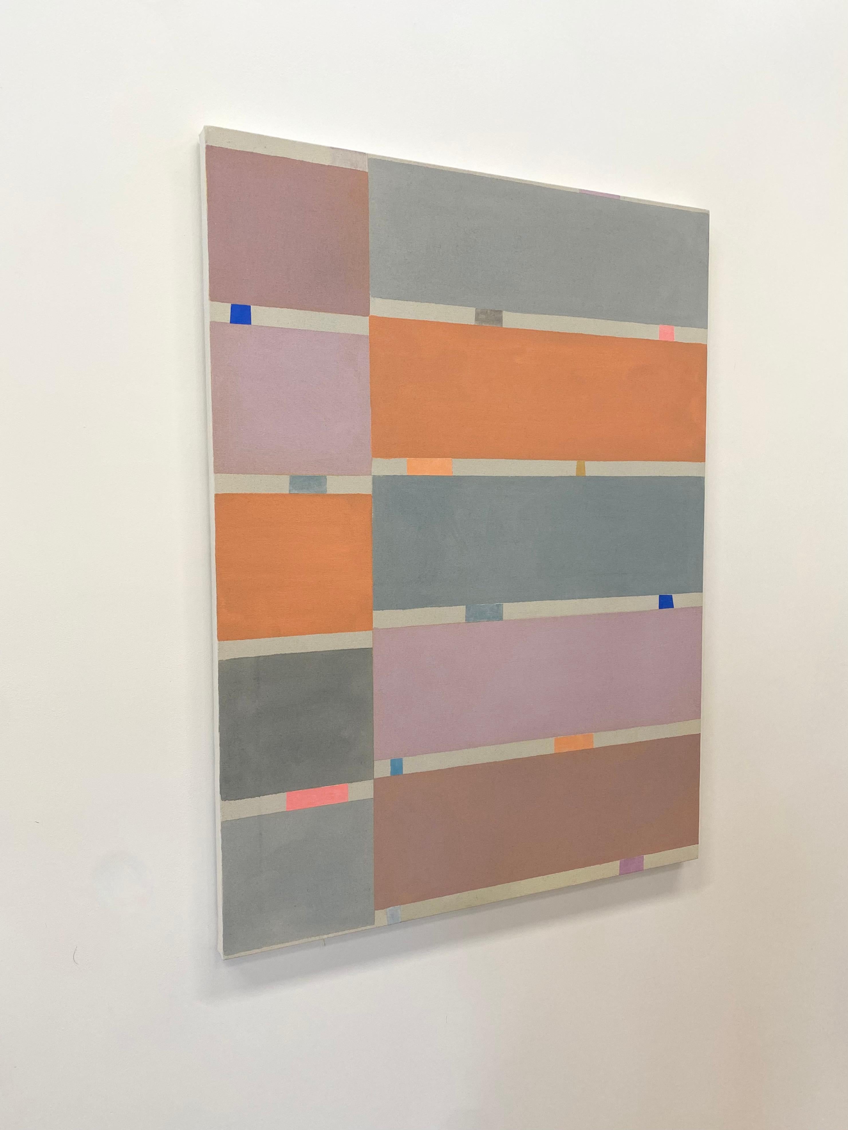 In questo quadro astratto contemporaneo in acrilico su lino, blocchi di colore orizzontali accuratamente ordinati in salmone, arancio pesca, lilla, malva, grigio e viola chiaro sono vibranti contro strisce più sottili in grigio chiaro punteggiate da