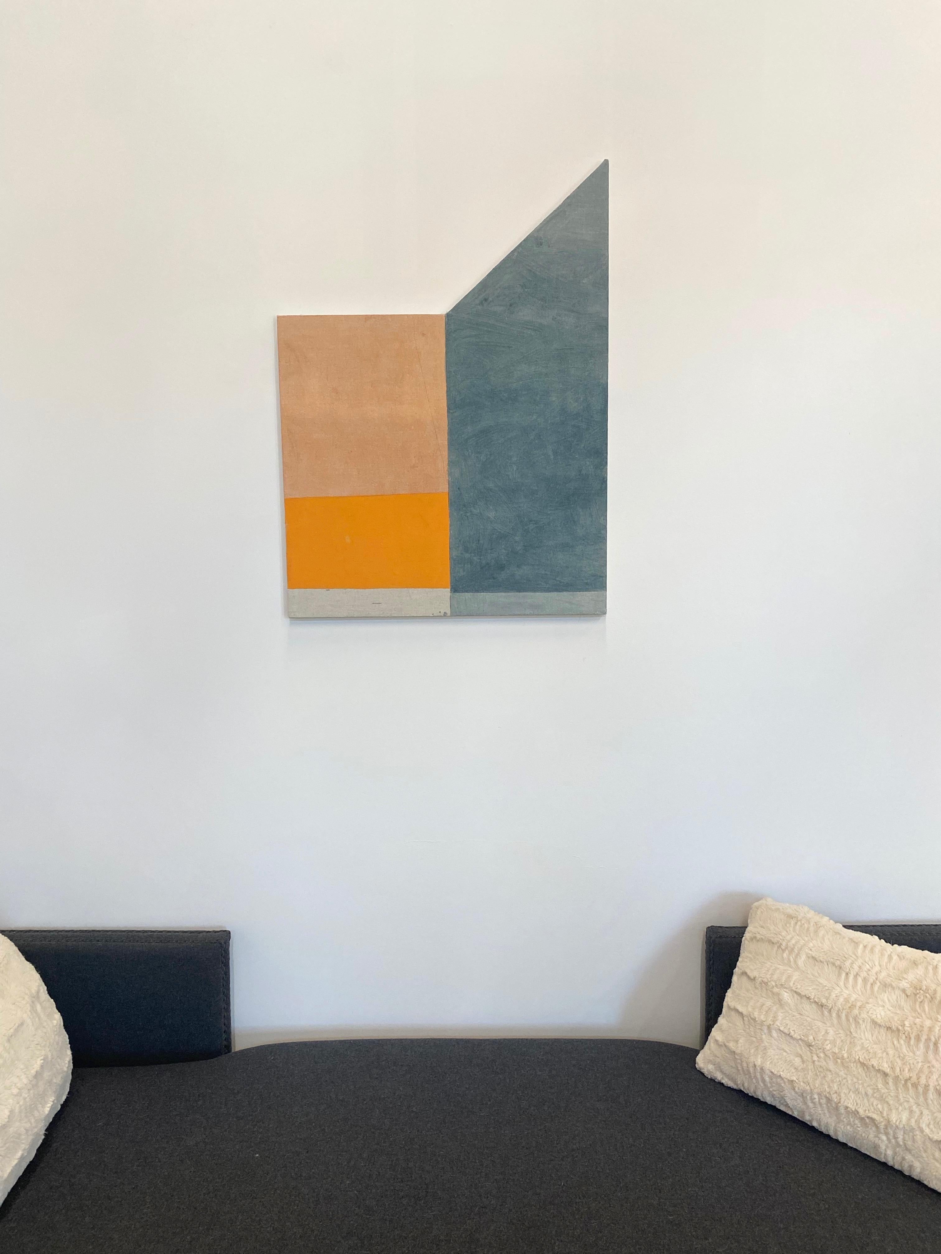 J30, peinture géométrique abstraite, orange, beige, gris anthracite, panneau façonné - Contemporain Painting par Elizabeth Gourlay