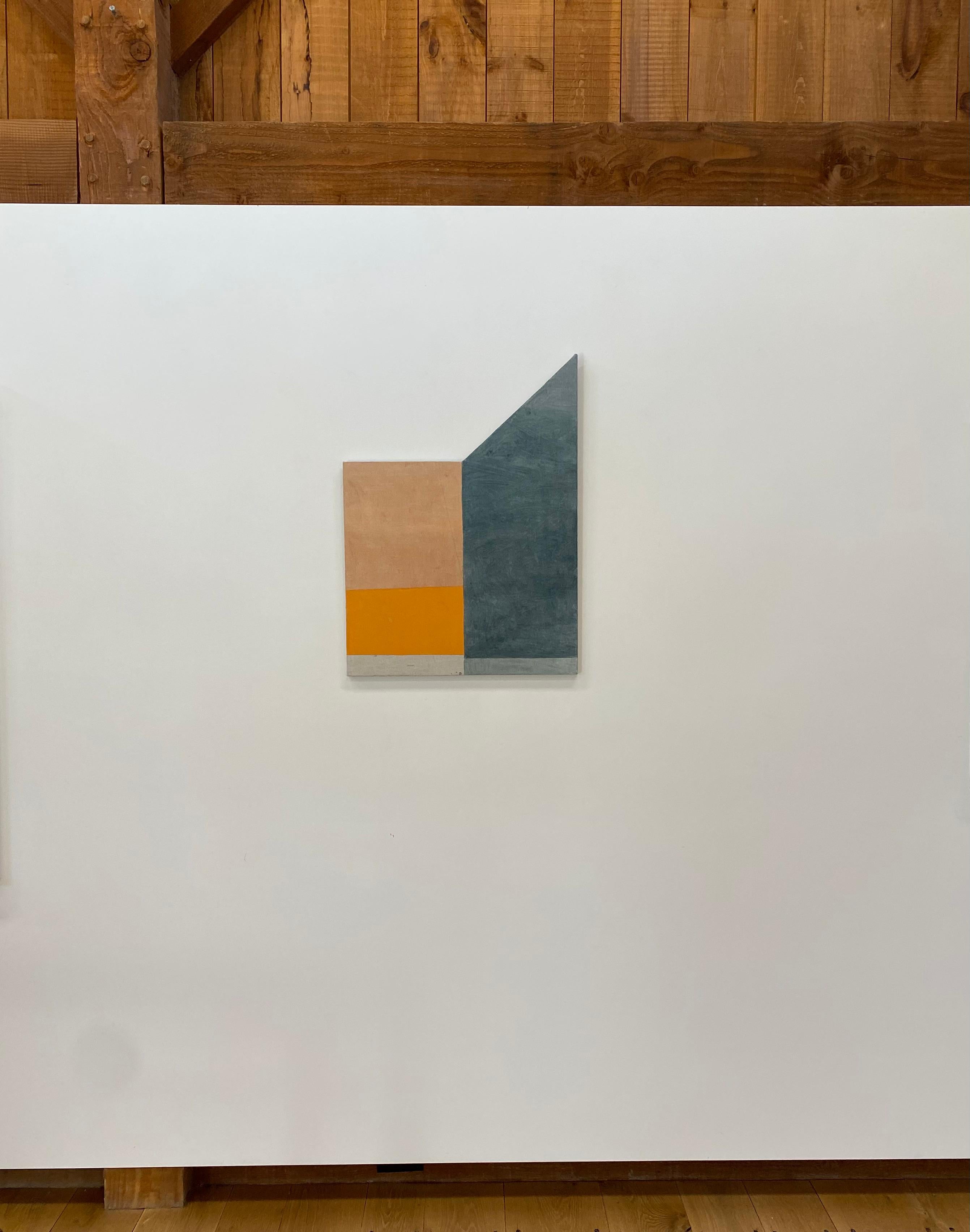 J30, peinture géométrique abstraite, orange, beige, gris anthracite, panneau façonné - Gris Abstract Painting par Elizabeth Gourlay