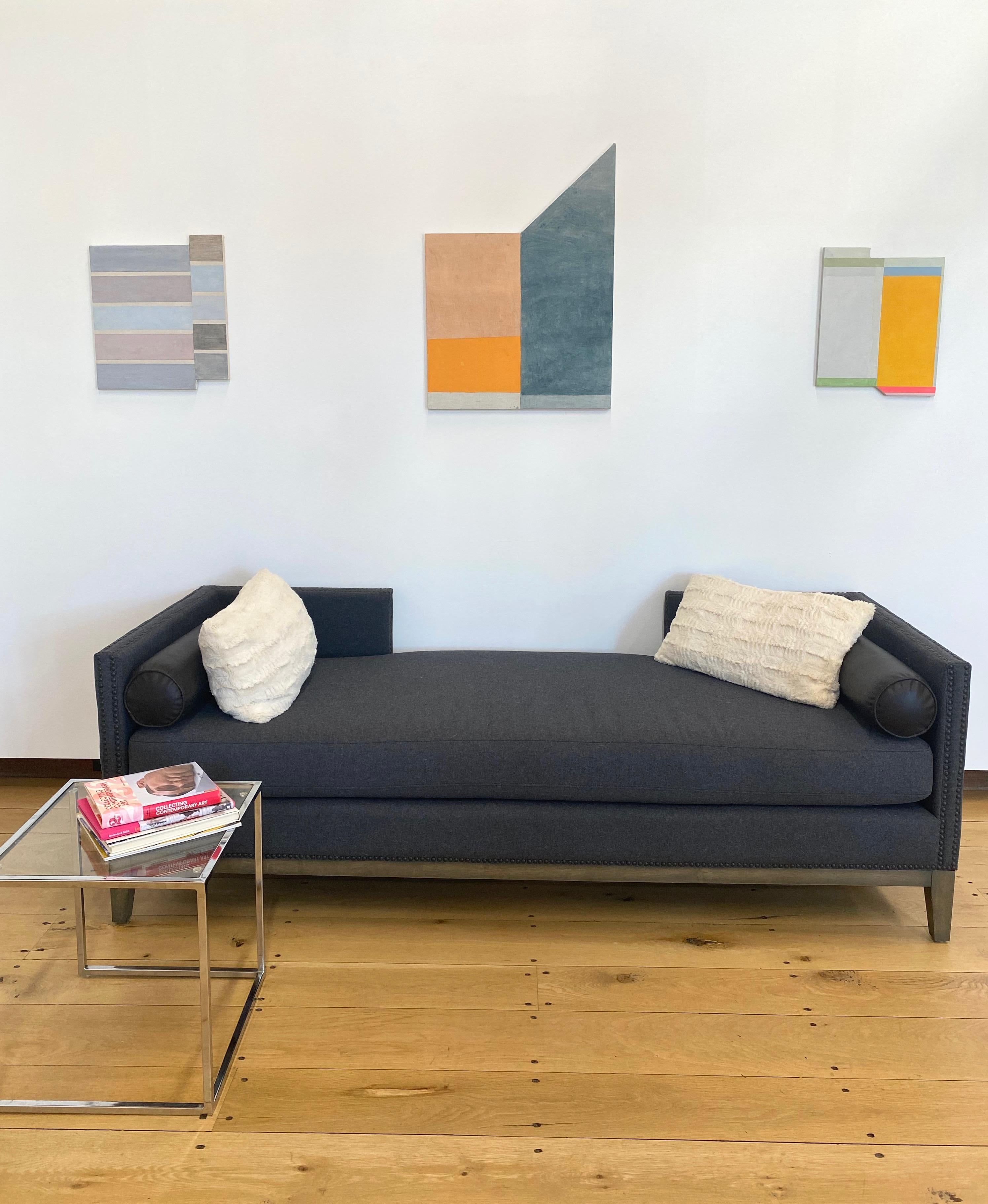 Dans cette peinture à l'acrylique sur toile montée sur un panneau façonné par Elizabeth Gourlay, des blocs de couleur soigneusement ordonnés dans deux nuances d'orange sont vifs contre le gris foncé du charbon de bois du côté droit, et les nuances