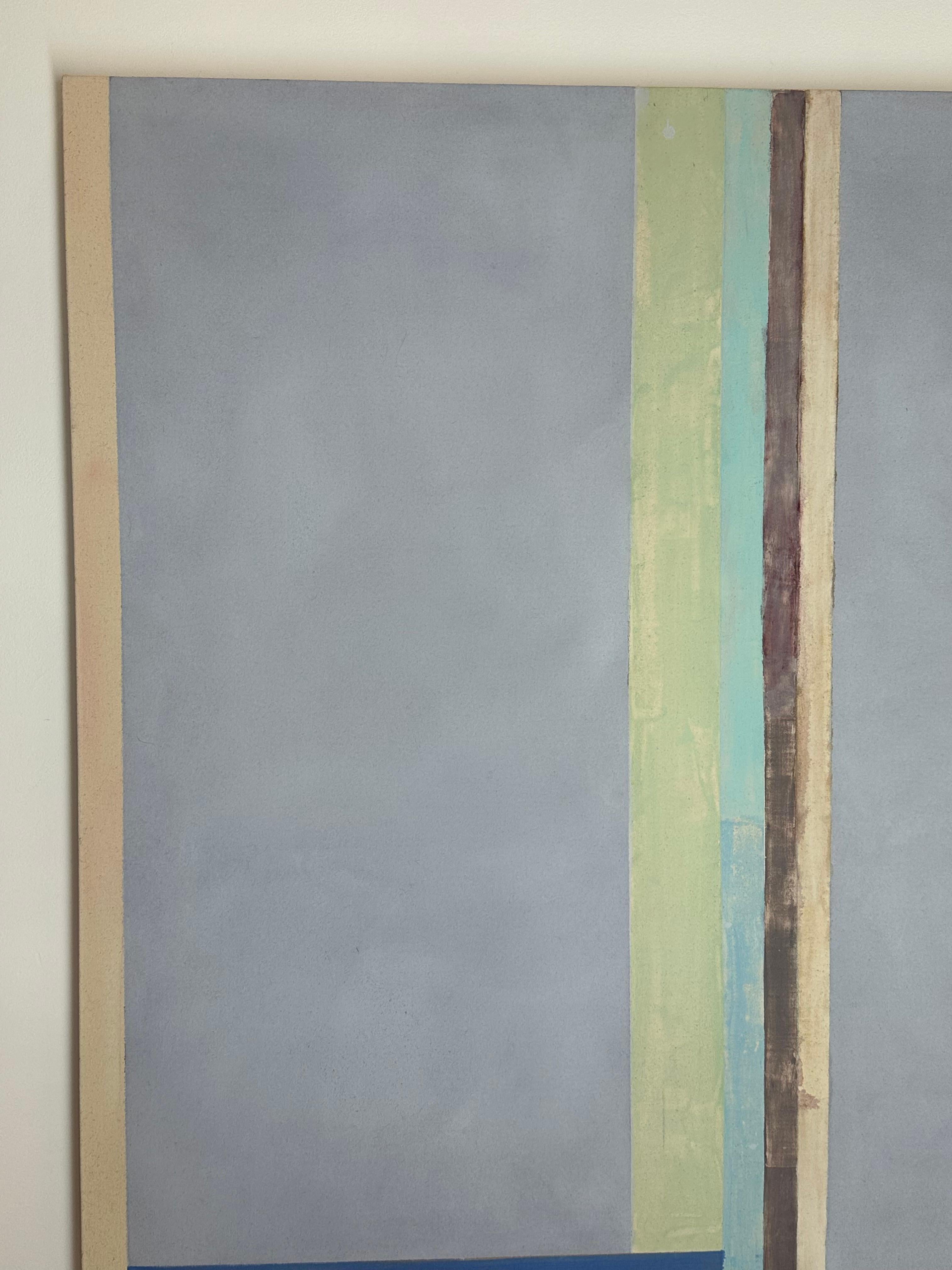 In questo dipinto astratto in acrilico su tela di Elizabeth Gourlay, blocchi di colore puliti e precisi, accuratamente ordinati, di colore blu e verde menta sono vibranti contro un grigio calmo e neutro. Firmato, datato e titolato sul retro.

Il