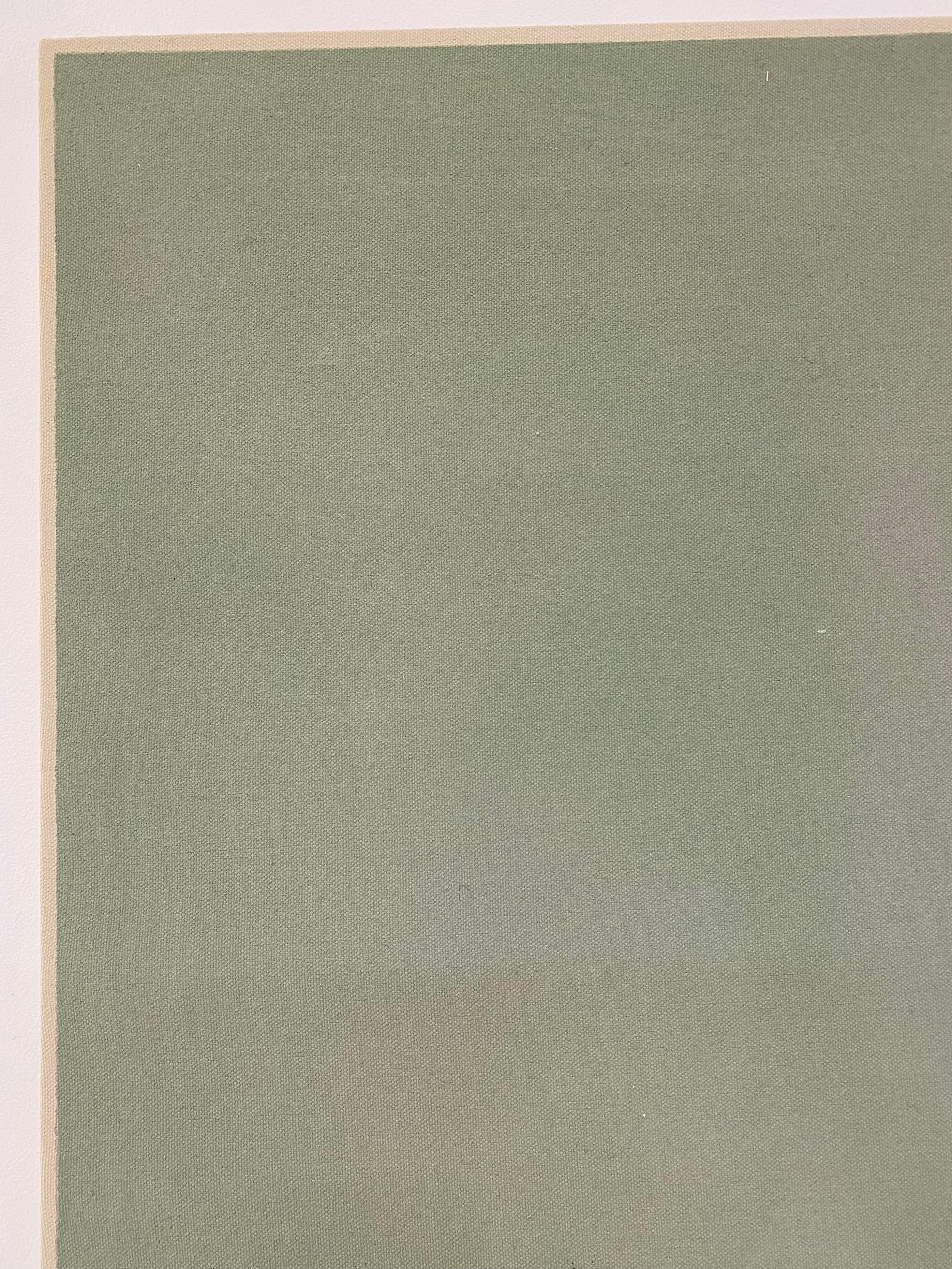 Dans cette peinture verticale abstraite au crayon de couleur et à l'acrylique sur toile d'Elizabeth Sage, une épaisse bande verticale dans une nuance corail de rouge orangé est spectaculaire au centre de deux blocs de couleur vert sauge compensés