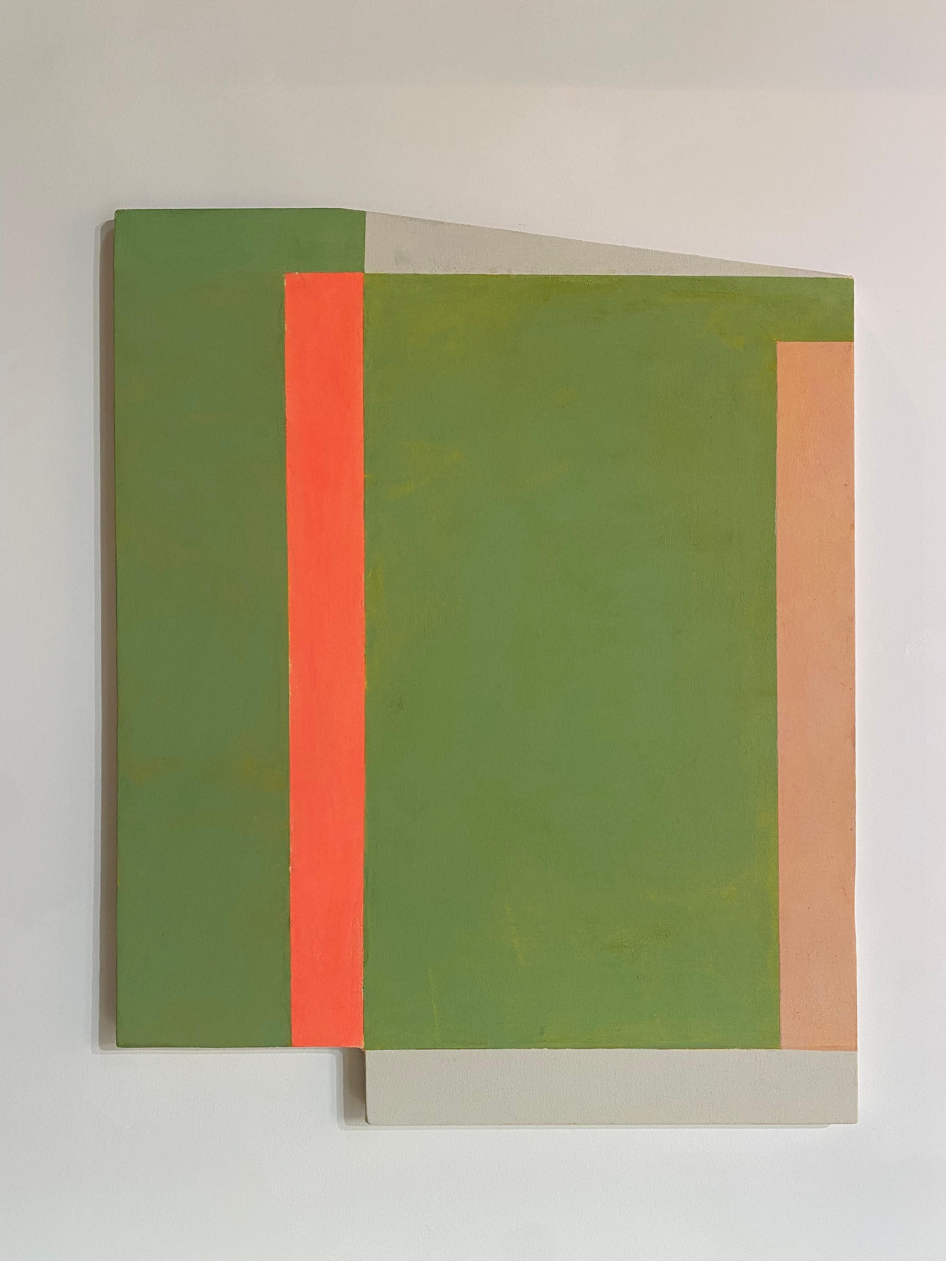 PG 18, Geometrisches abstraktes Gemälde, Grün, Koralle Orange, Beige, geformtes Paneel – Painting von Elizabeth Gourlay