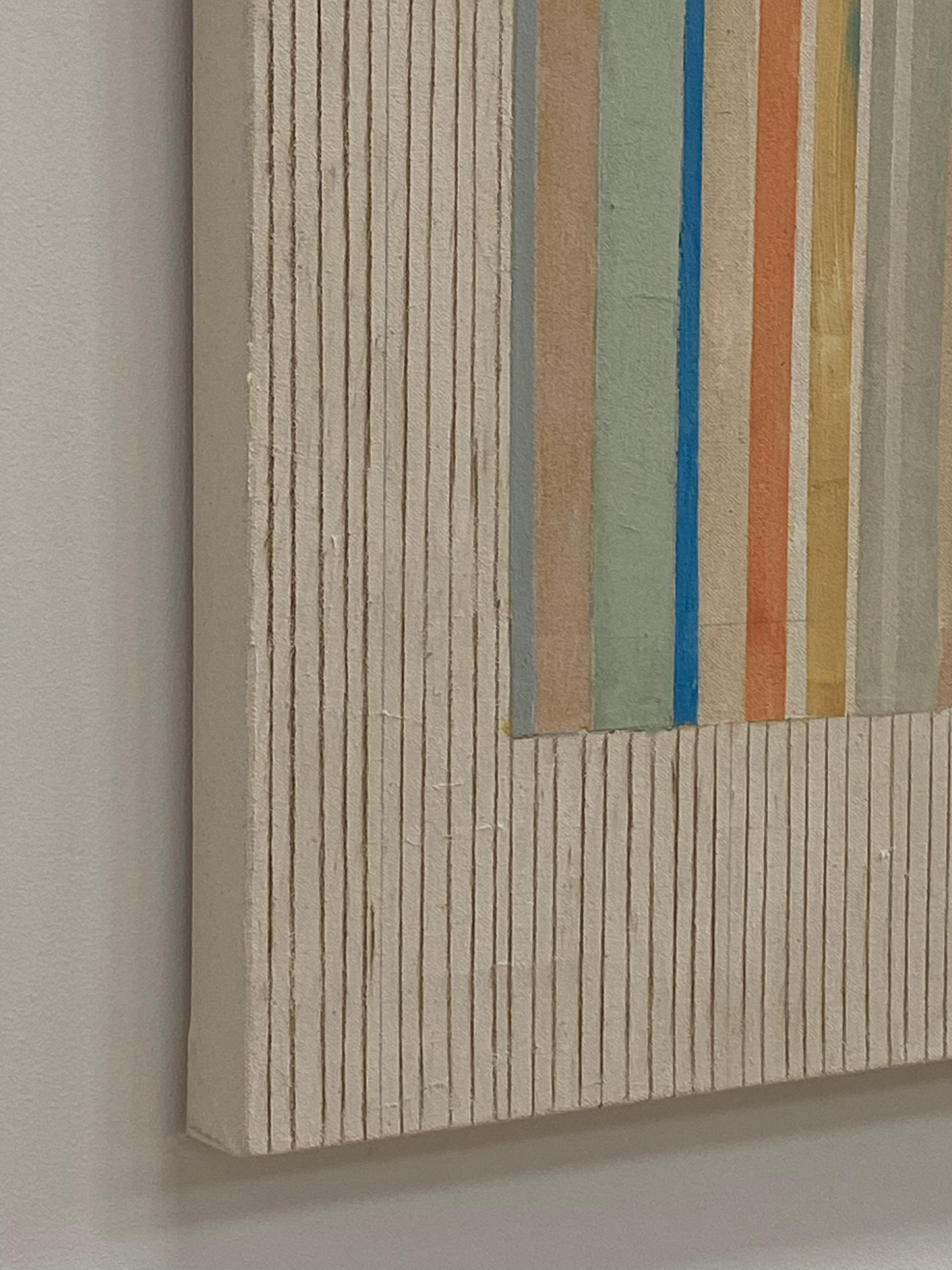 Pulite e precise, le strisce e i blocchi di colore accuratamente ordinati in arancione, grigio blu, giallo pallido, azzurro e marrone sono vivaci e vibranti sullo sfondo beige morbido. Firmato, datato e titolato sul retro.

Il lavoro di Elizabeth