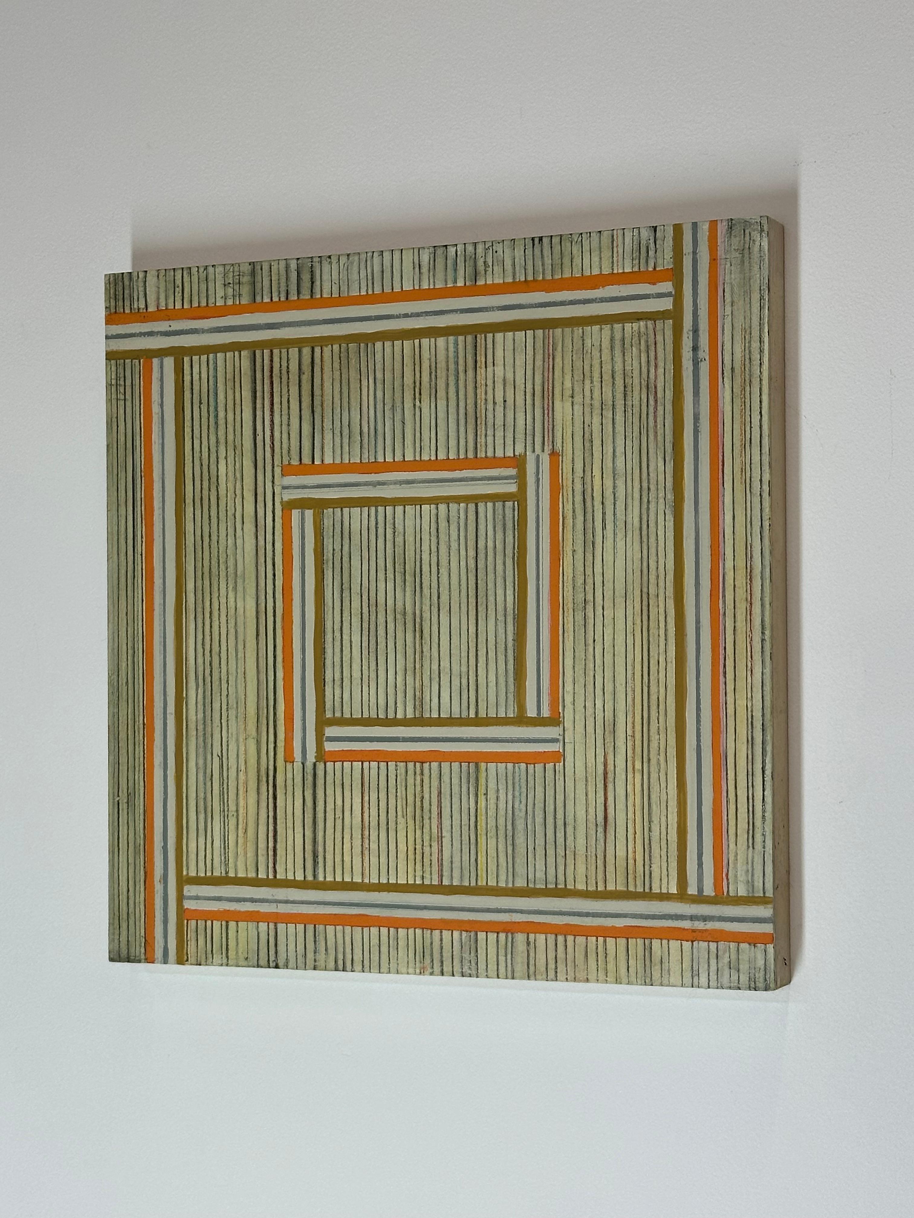 Righe e linee pulite e precise, accuratamente ordinate, con strisce arancioni e ocra in forma quadrata sullo sfondo neutro beige foderato. Questo dipinto astratto contemporaneo in acrilico, matita colorata e grafite su lino montato su pannello è