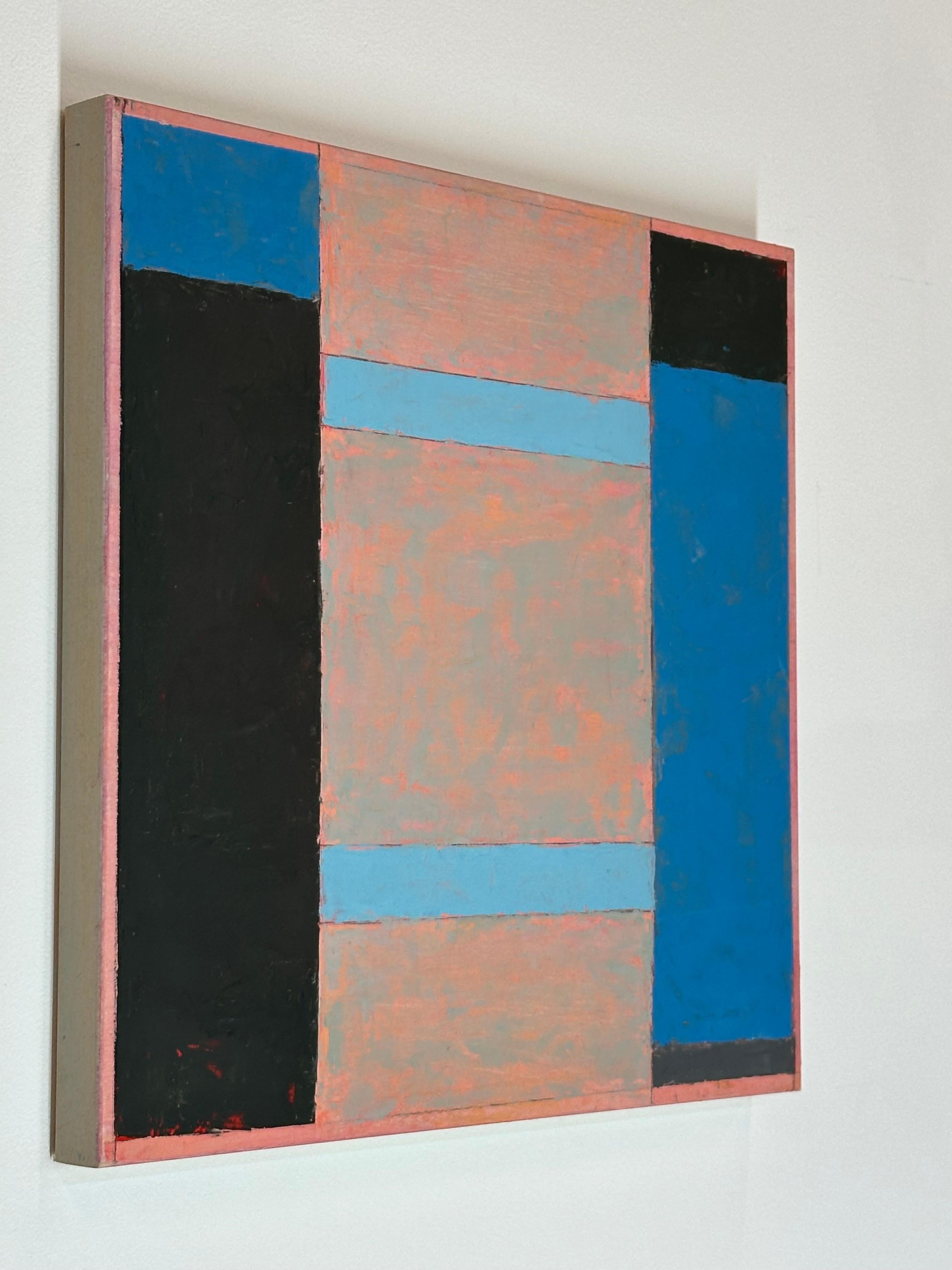 In questo dipinto astratto a olio e grafite su tavola di Elizabeth Gourlay, blocchi di colore puliti e precisi, accuratamente ordinati, in tonalità di blu, vibrano su un tranquillo e morbido color pesca salmone e grigio antracite scuro. Firmato sul