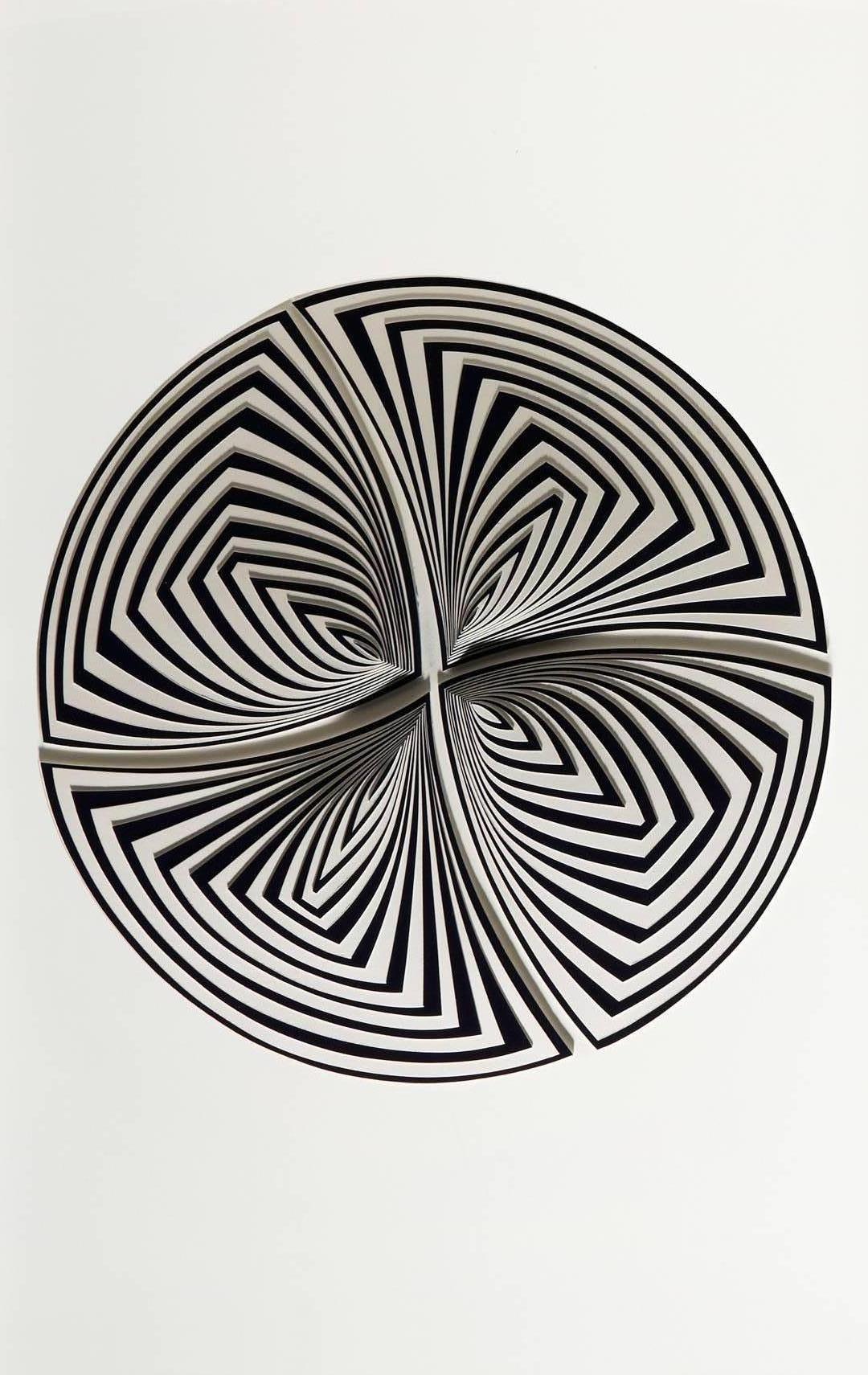 Freehand-Schliff mit Surgical Scalpel auf 2-lagigem Museumskarton: 'Cobalt MIrror -In' – Painting von Elizabeth Gregory-Gruen