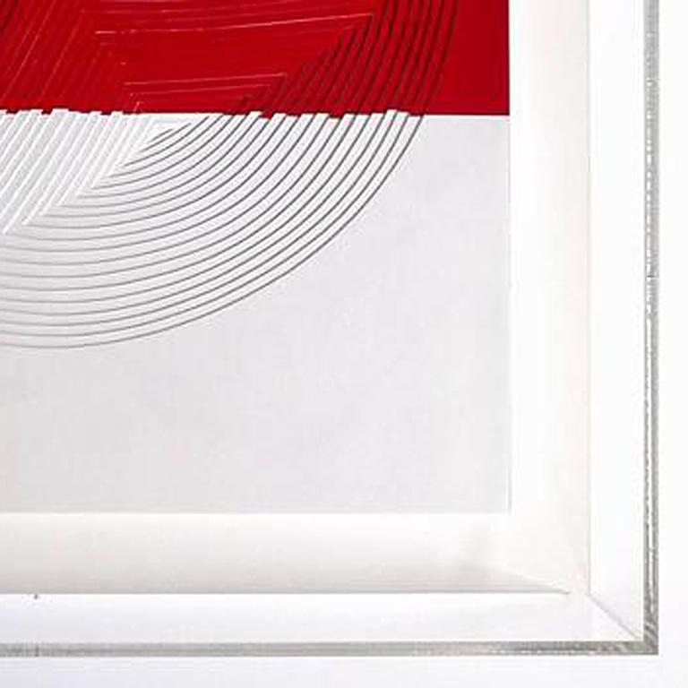 Freihandschnitt mit chirurgischem Skalpell auf 2-lagigem Museumskarton: Rot-weiß gestreift' (Grau), Abstract Painting, von Elizabeth Gregory-Gruen