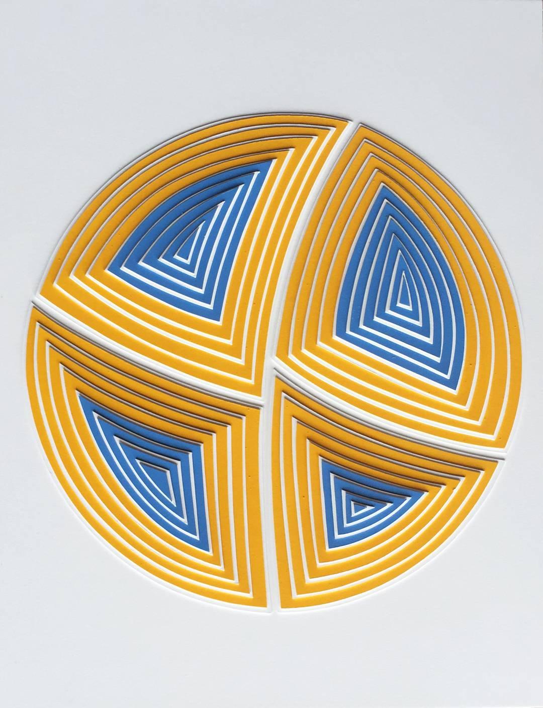 Corte a mano alzada con bisturí quirúrgico: 'Círculo amarillo y azul dentro' - Painting de Elizabeth Gregory-Gruen
