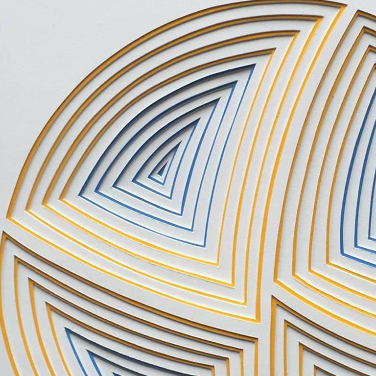 Corte a mano alzada con bisturí quirúrgico: 'Círculo amarillo y azul dentro' - Abstract Painting Gris de Elizabeth Gregory-Gruen