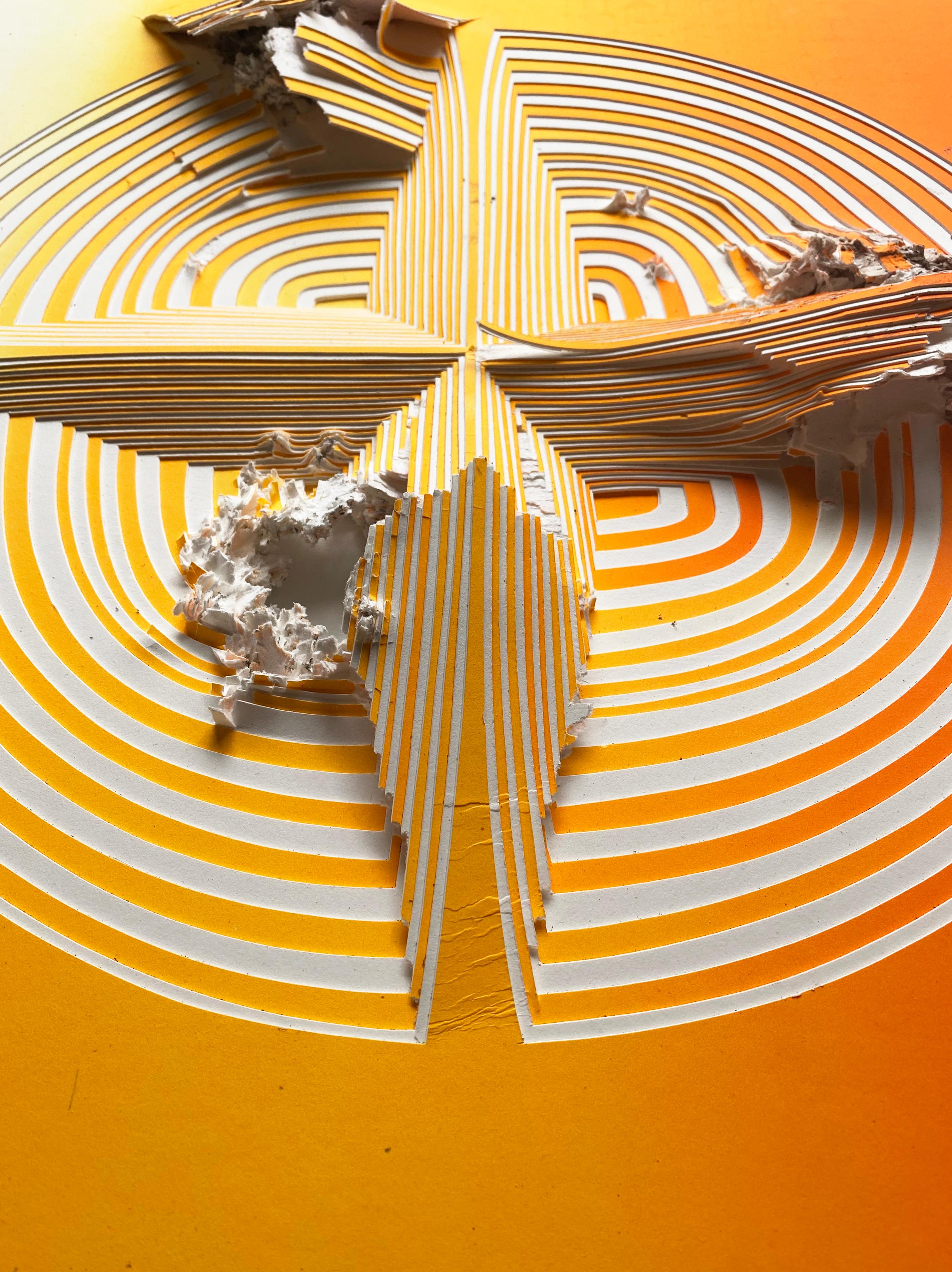 Tablero de museo cortado de 2 capas, escultura mural abstracta: 'Disparo naranja y blanco' - Painting Contemporáneo de Elizabeth Gregory-Gruen