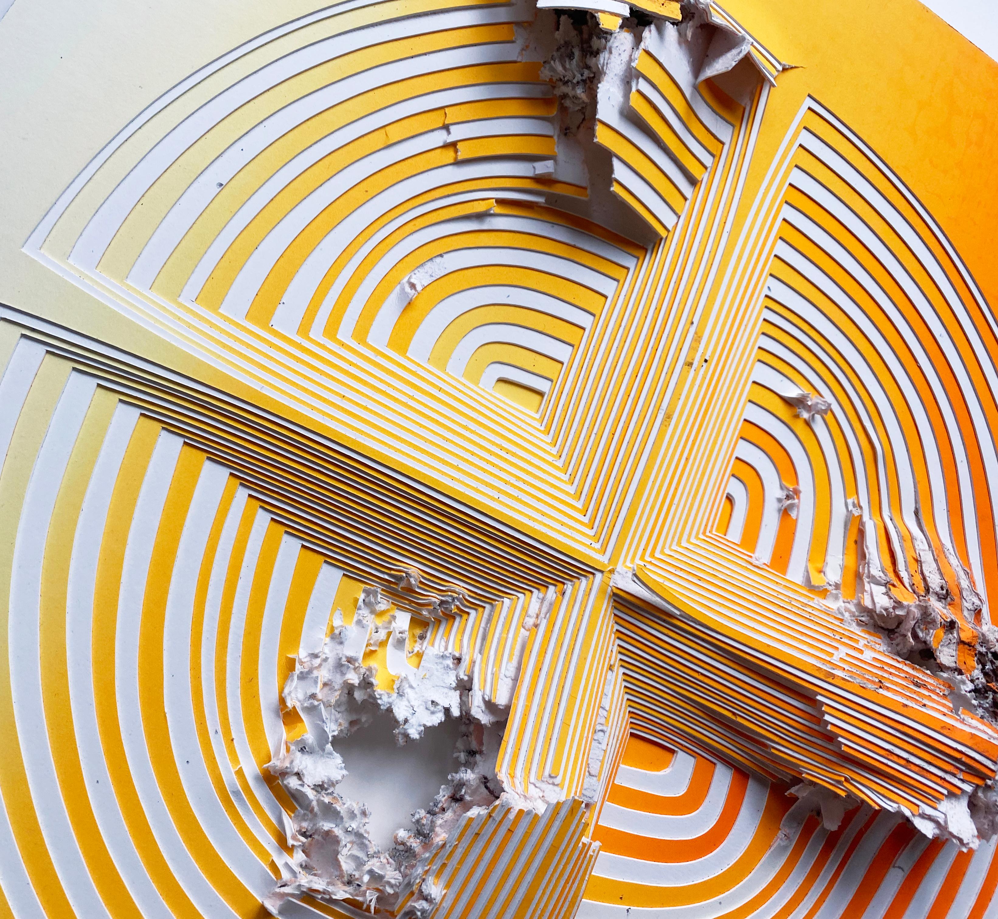 Tablero de museo cortado de 2 capas, escultura mural abstracta: 'Disparo naranja y blanco' - Abstract Painting Naranja de Elizabeth Gregory-Gruen