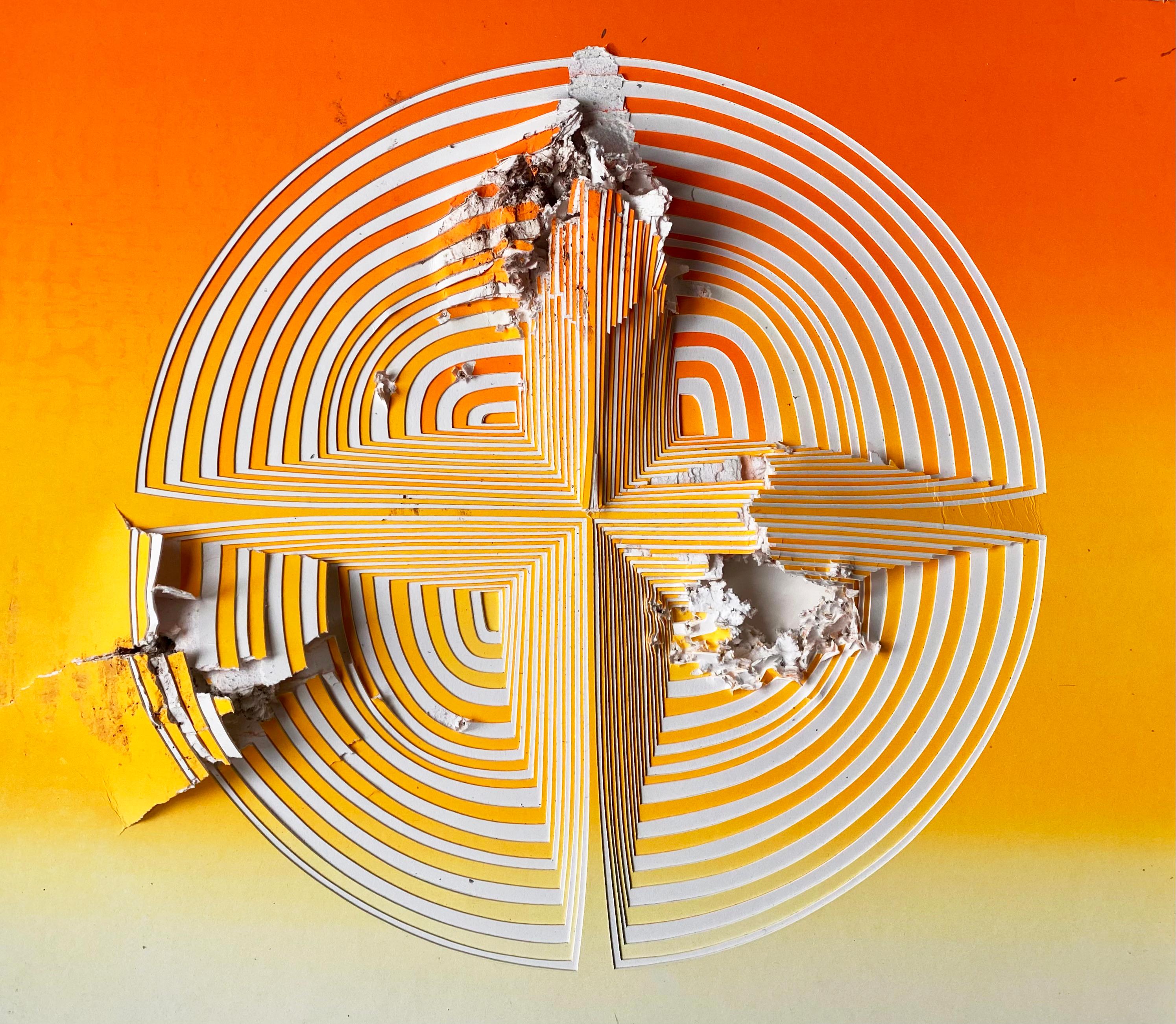 Abstract Painting de Elizabeth Gregory-Gruen - Tablero de museo cortado de 2 capas, escultura mural abstracta: 'Disparo naranja y blanco'