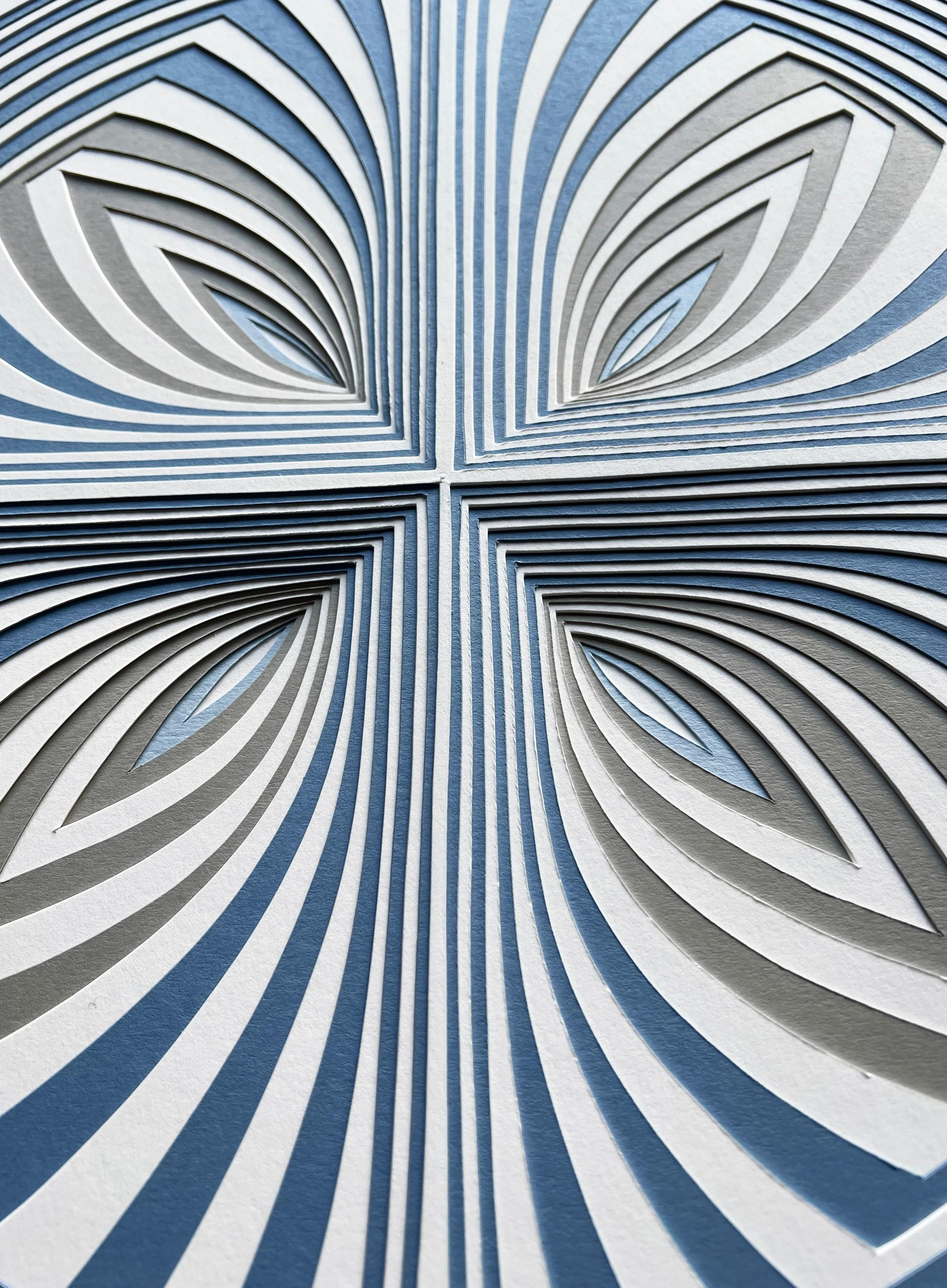 Cut Work: „Blaues Grau-in“ (Zeitgenössisch), Mixed Media Art, von Elizabeth Gregory-Gruen