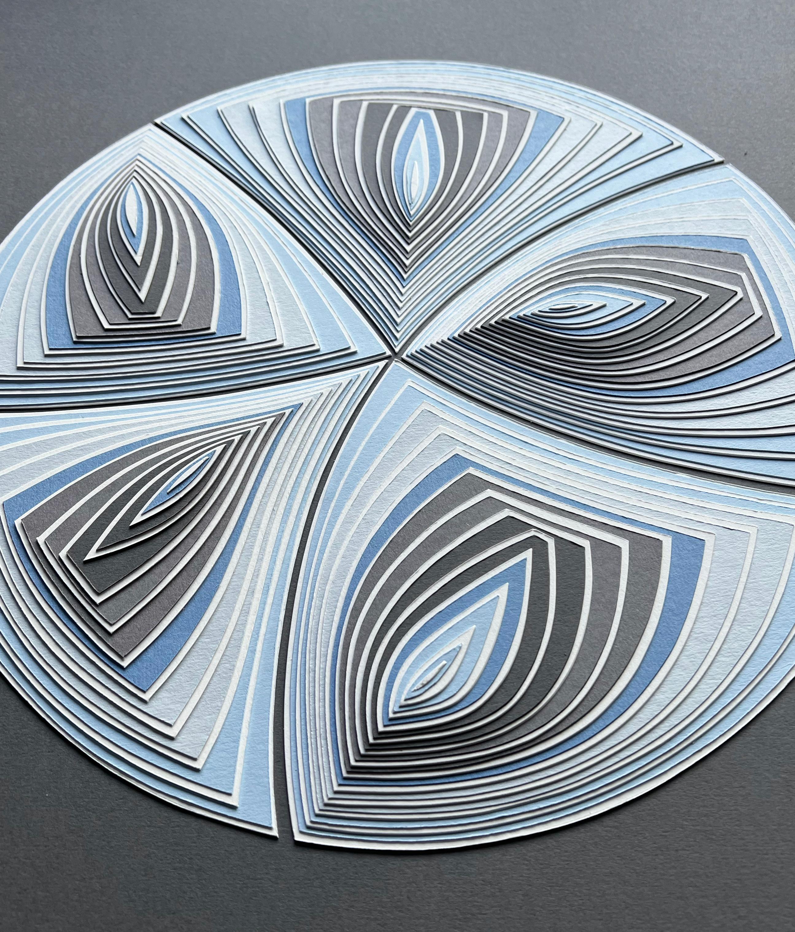 Cut Work: „Blauer Taupefarbener Kreis heraus“ – Painting von Elizabeth Gregory-Gruen