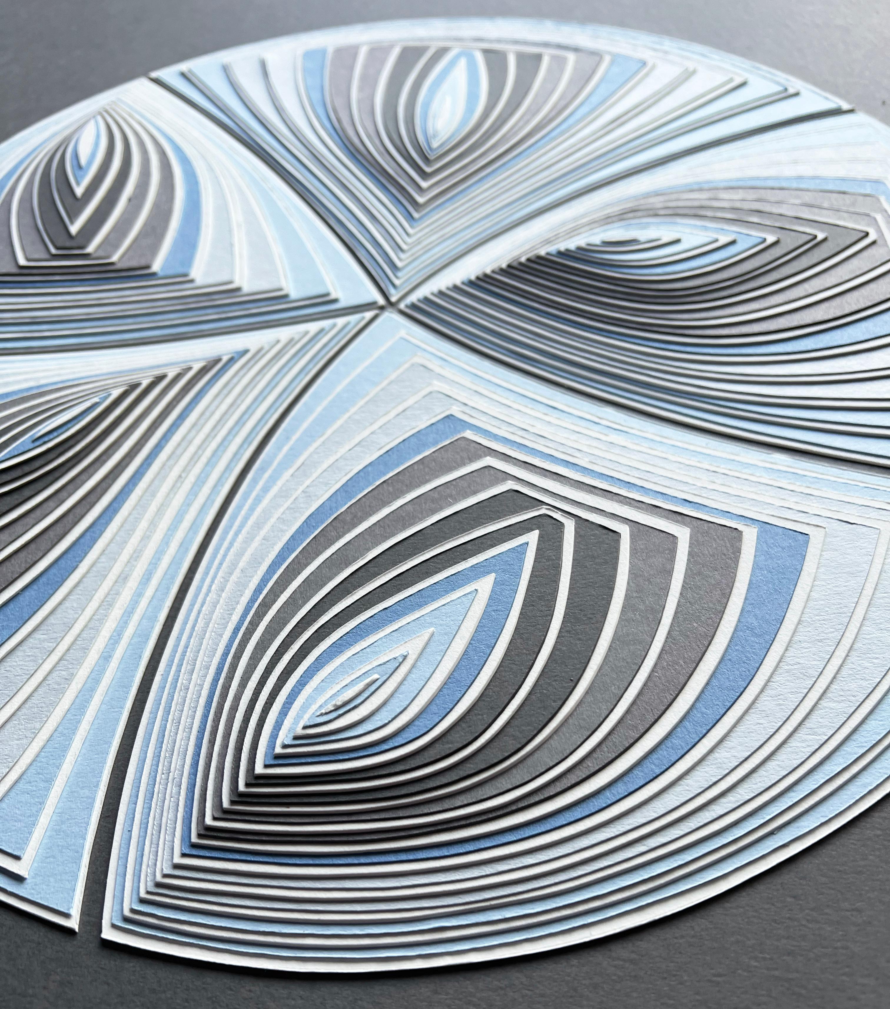 Cut Work: „Blauer Taupefarbener Kreis heraus“ (Grau), Abstract Painting, von Elizabeth Gregory-Gruen