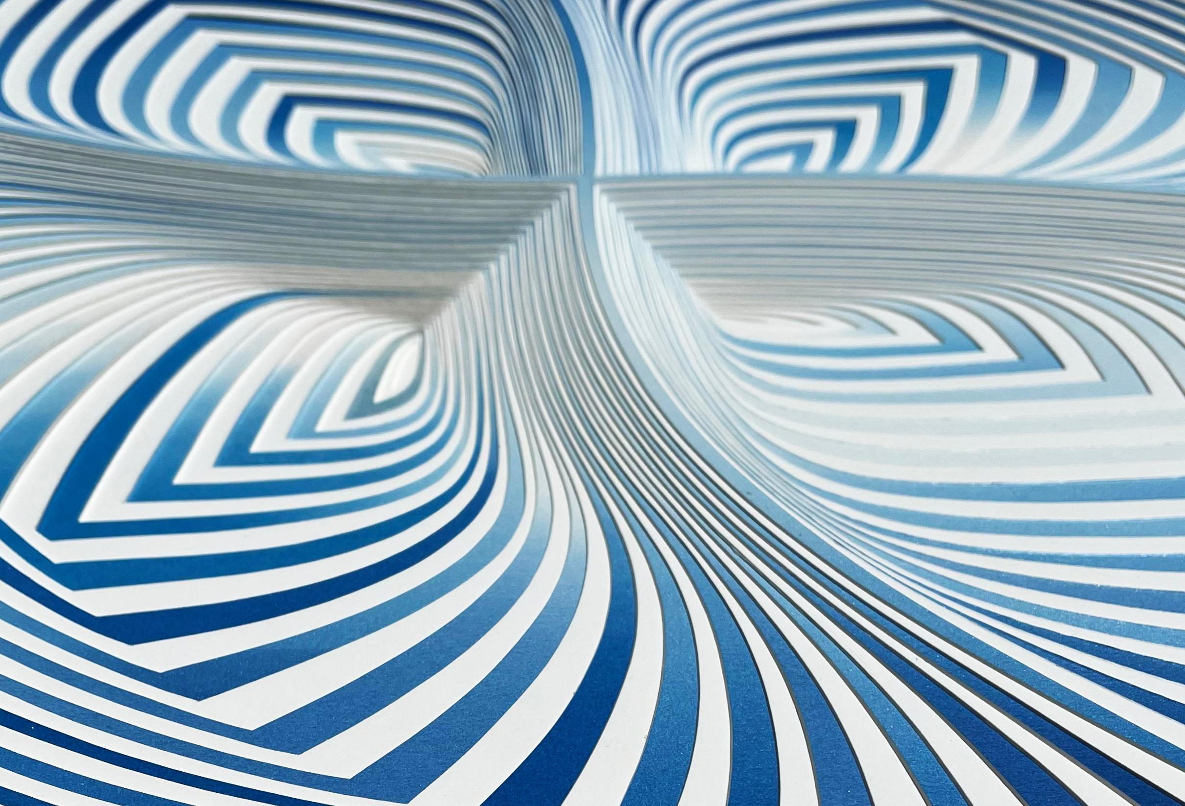 Taglio: Cerchio blu e bianco - In - Painting di Elizabeth Gregory-Gruen
