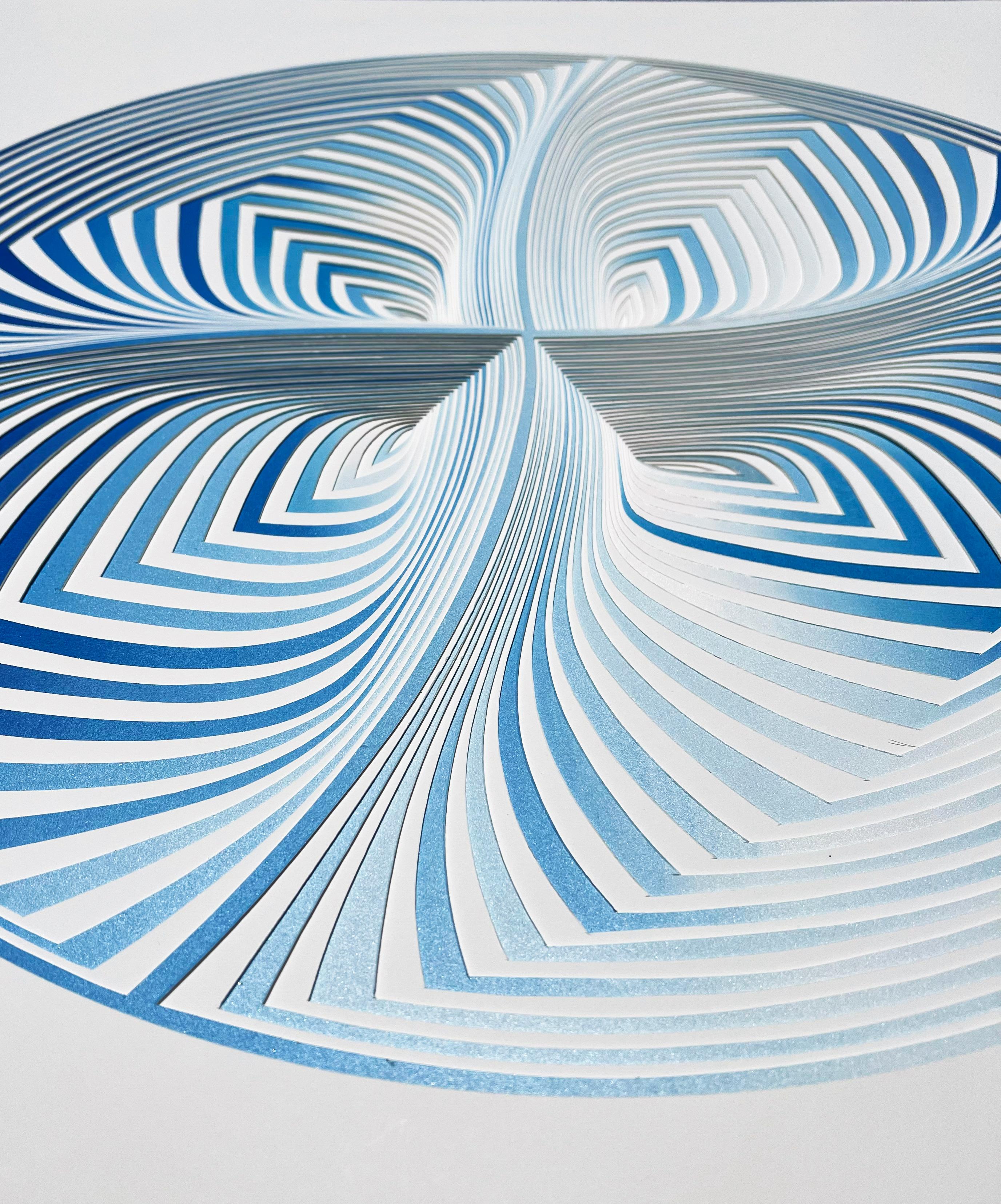 Taglio: Cerchio blu e bianco - In - Abstract Painting Grigio di Elizabeth Gregory-Gruen