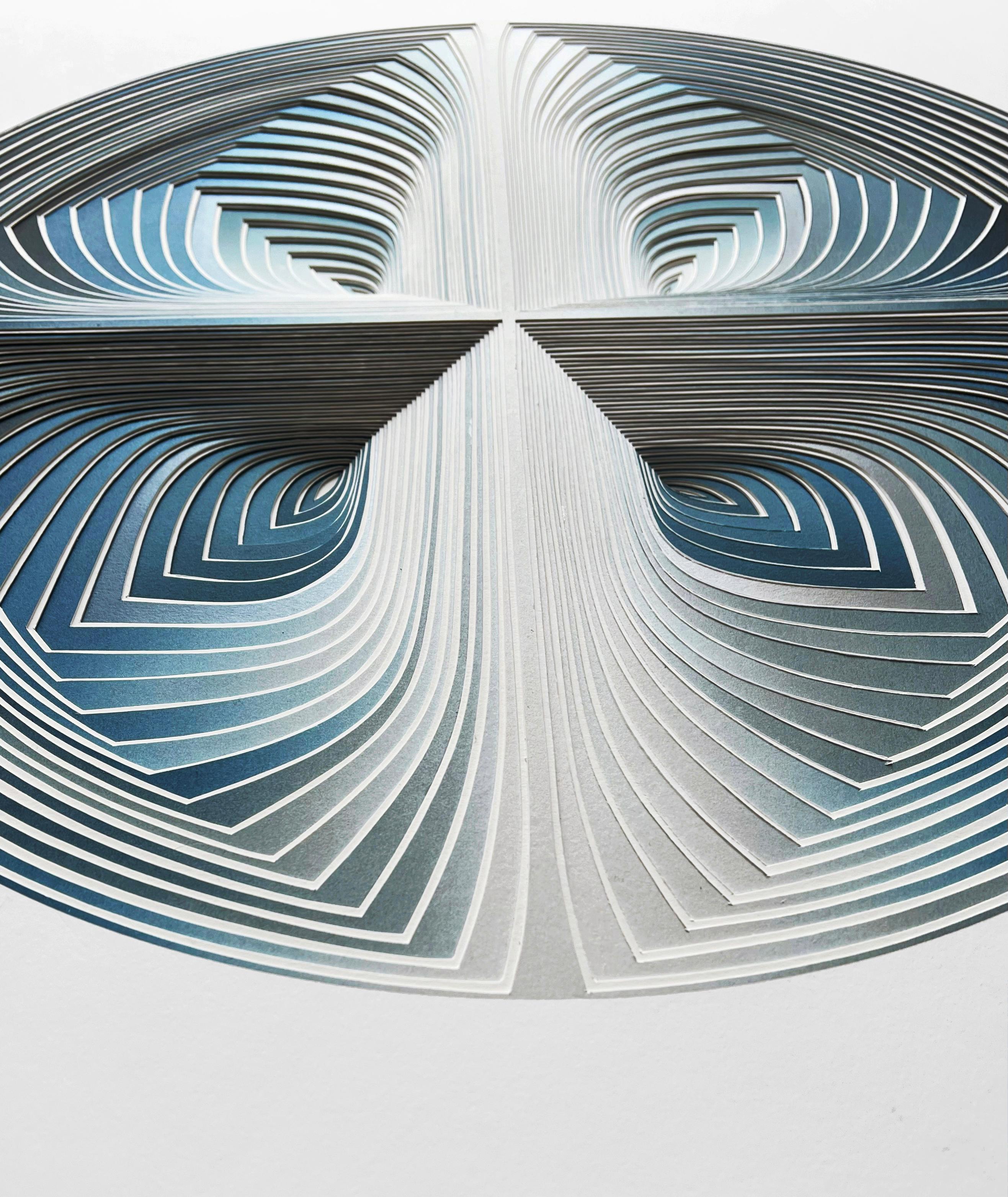 La serie Cut Work de Elizabeth Gregory-Gruen es un proceso de corte de papel a mano alzada que traza los contornos de nuestra siempre cambiante experiencia emocional a través del movimiento de la forma, la línea y el color. 

 Utilizando imágenes
