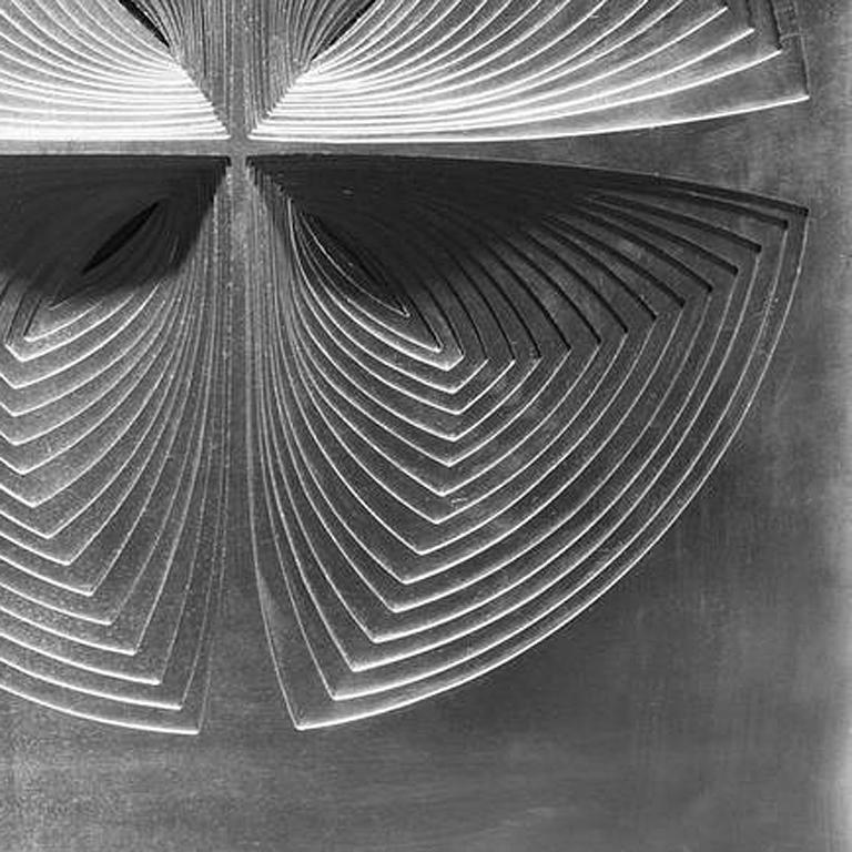 Abstrakte Wandskulptur aus Metall: '4 Stück, Kreis-In #2' (Grau), Abstract Painting, von Elizabeth Gregory-Gruen