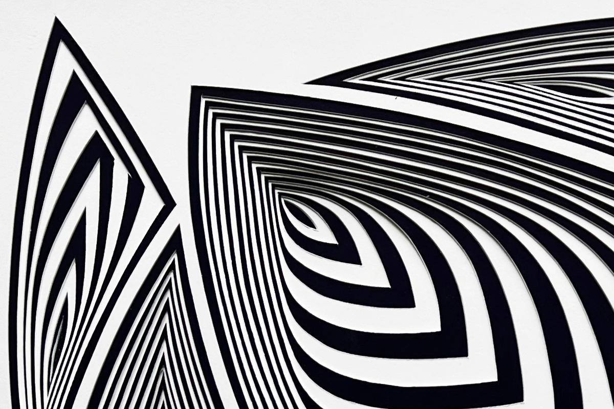 « Blanc cobalt partout - In », sculpture murale en relief en papier découpé à la main, abstrait - Gris Abstract Sculpture par Elizabeth Gregory-Gruen