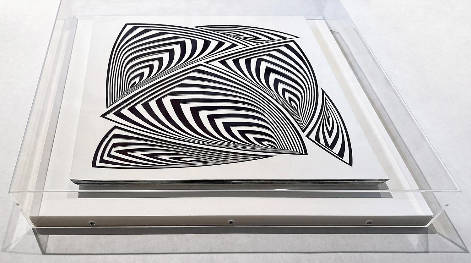 « Blanc cobalt partout - In », sculpture murale en relief en papier découpé à la main, abstrait en vente 2