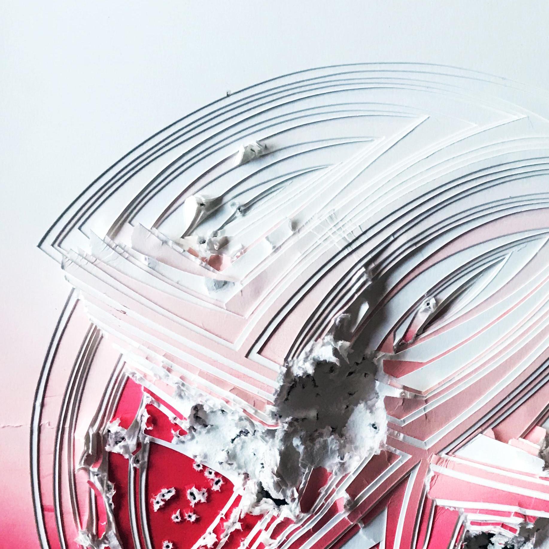 Cuit à la main libre avec écusson chirurgien sur panneau de musée à 2 épaisseurs : tir à l'arme en métal rouge - Gris Abstract Painting par Elizabeth Gregory-Gruen