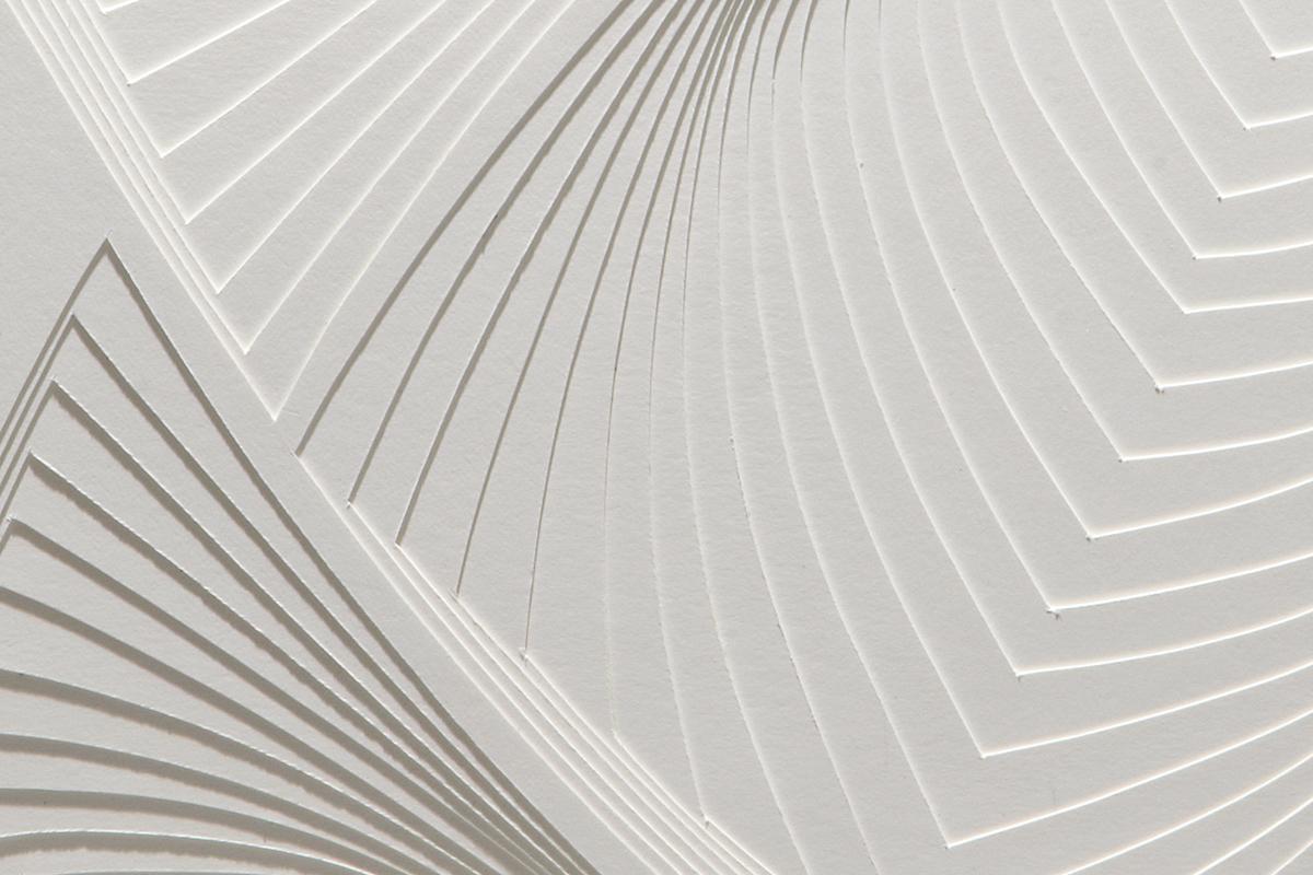 « White Freeform - In », sculpture murale en relief en papier découpé à la main, abstrait - Abstrait Sculpture par Elizabeth Gregory-Gruen