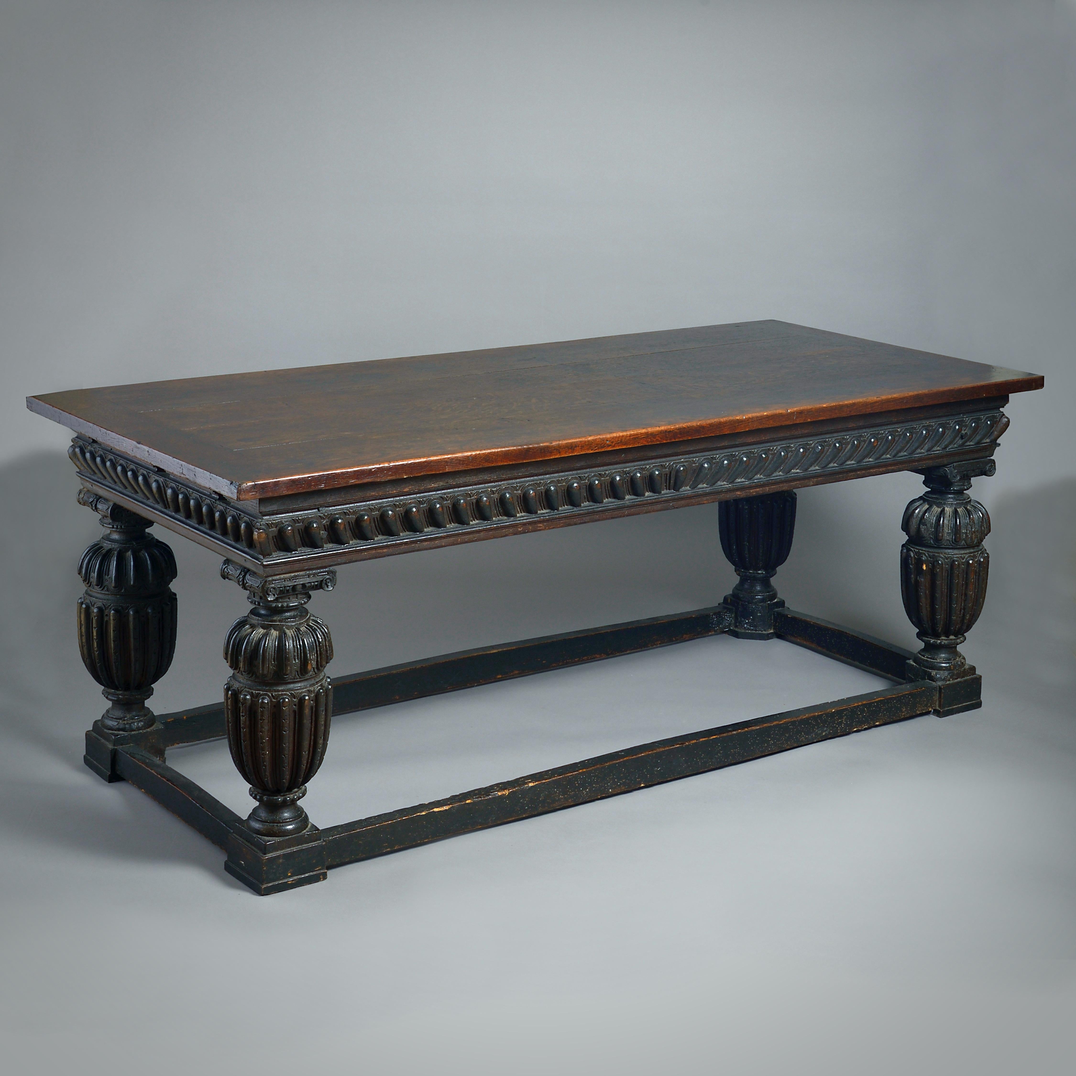 UNA MESA DE ROBLE DE ELIZABETH I, HACIA 1580

Con friso estriado y patas de balaustre macizo con capiteles iónicos. Antes era capaz de tirar de la hoja, pero carecía de hojas extensibles. Las camillas Siglo XVIII.