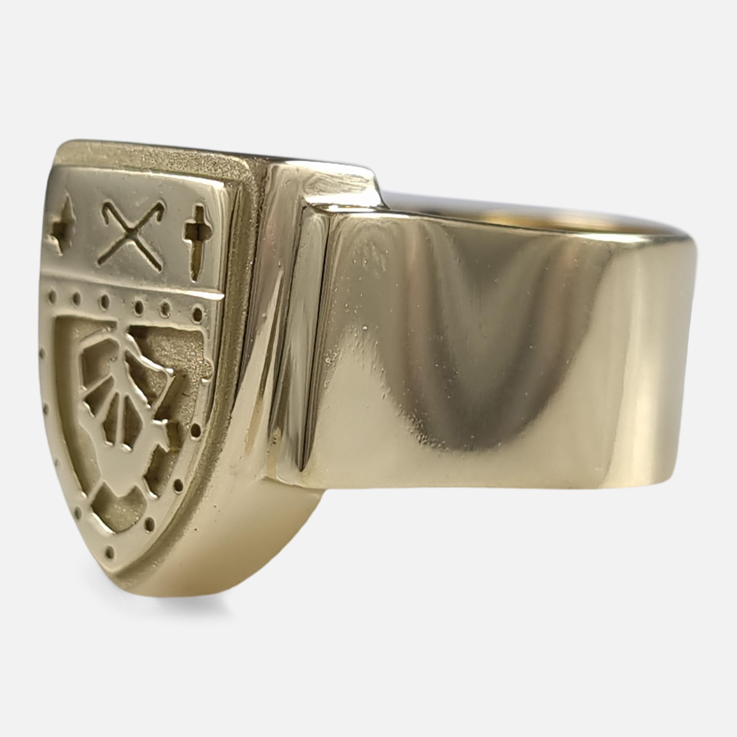 Elizabeth II 18ct Gold Shield Signet Ring, 1980 For Sale 2