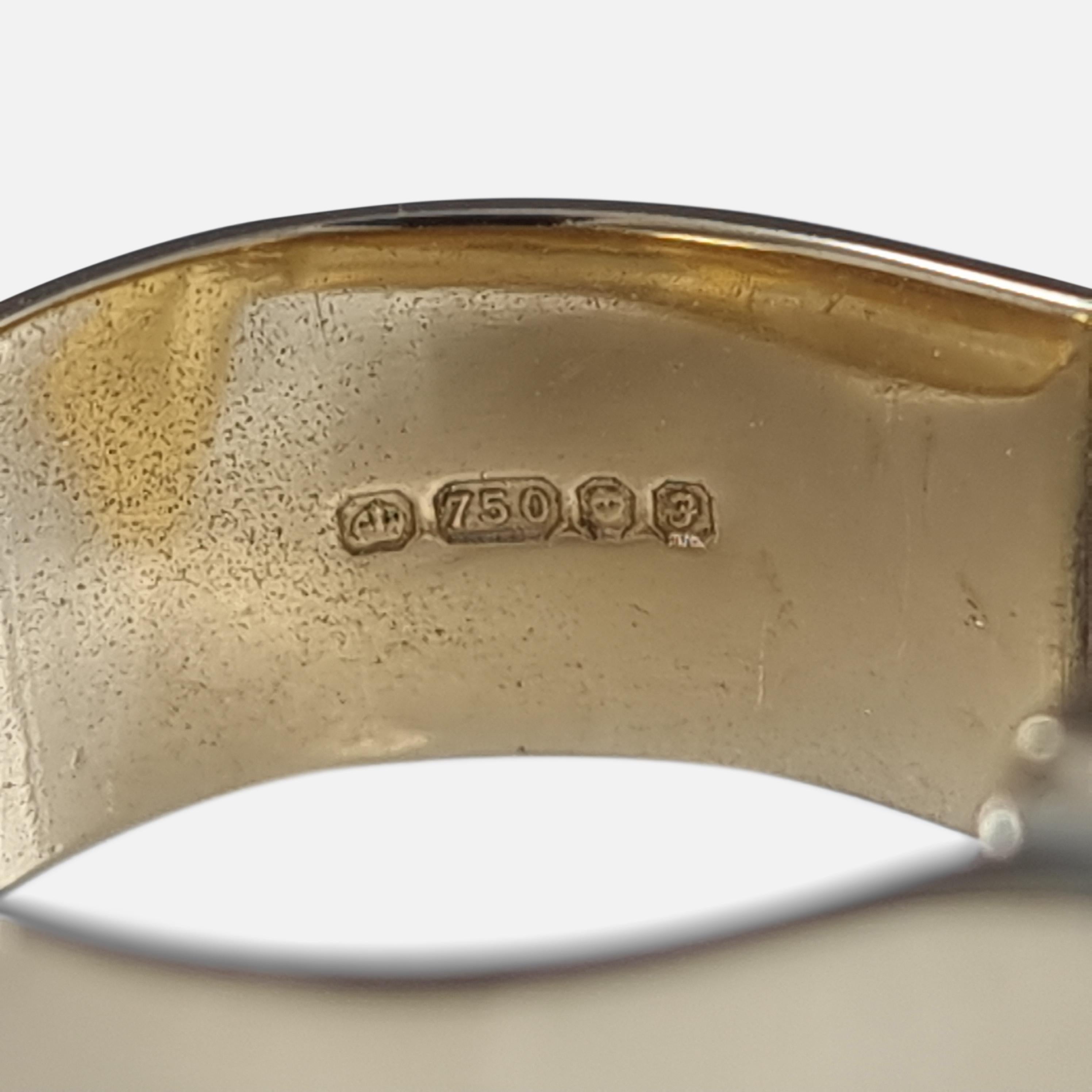 Elizabeth II 18ct Gold Shield Signet Ring, 1980 For Sale 4