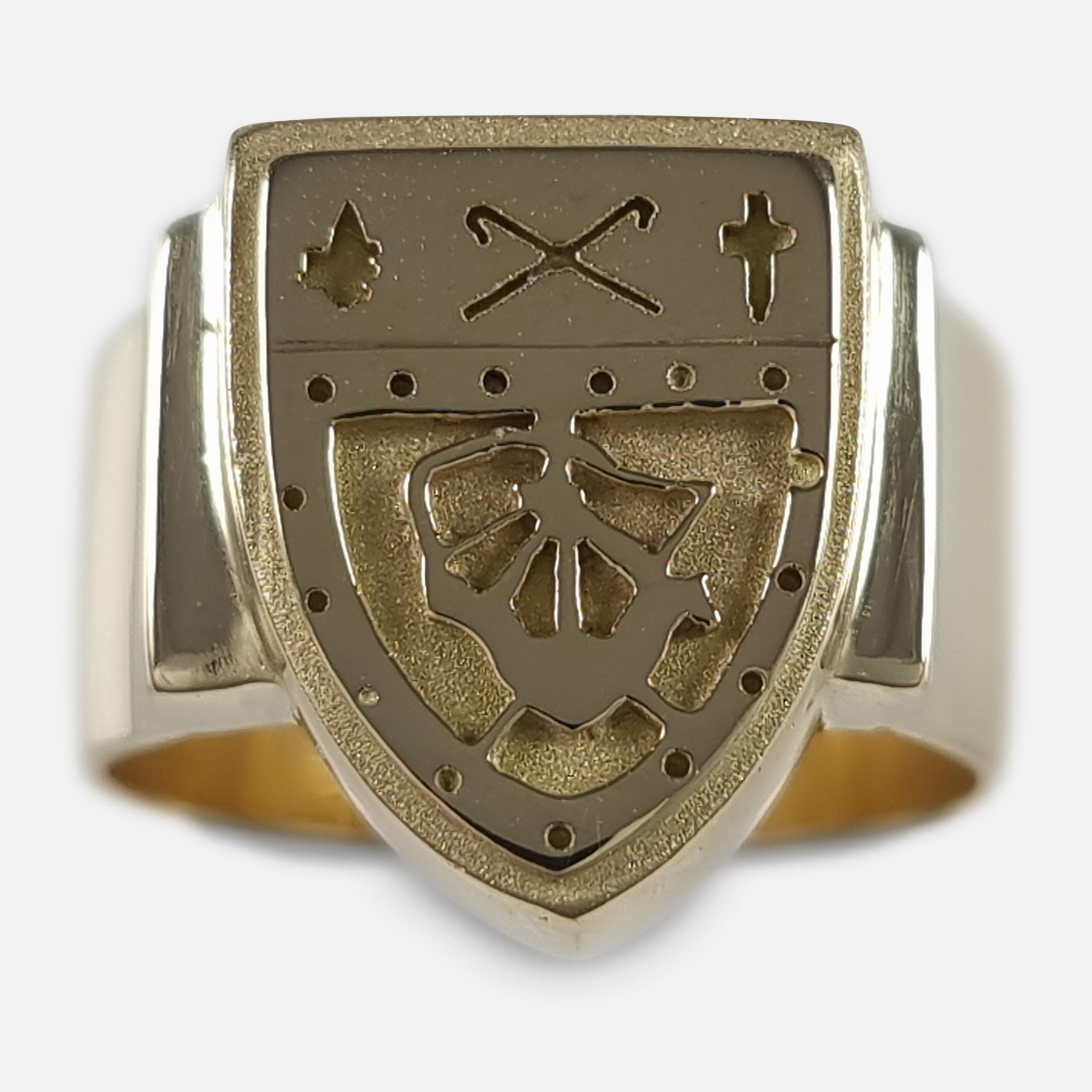 Elizabeth II 18ct Gold Shield Signet Ring, 1980 For Sale 8