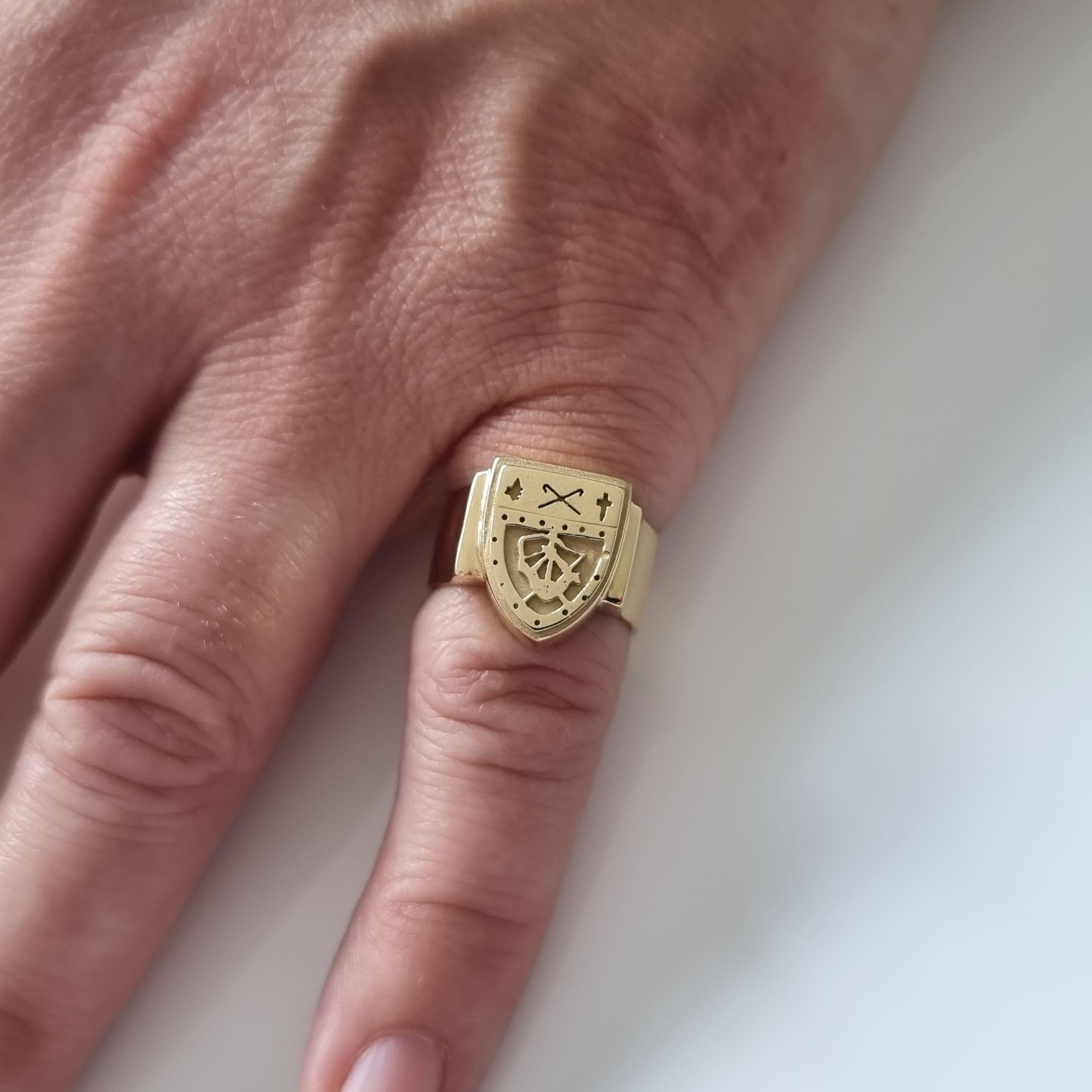 Elizabeth II 18ct Gold Shield Signet Ring, 1980 For Sale 6