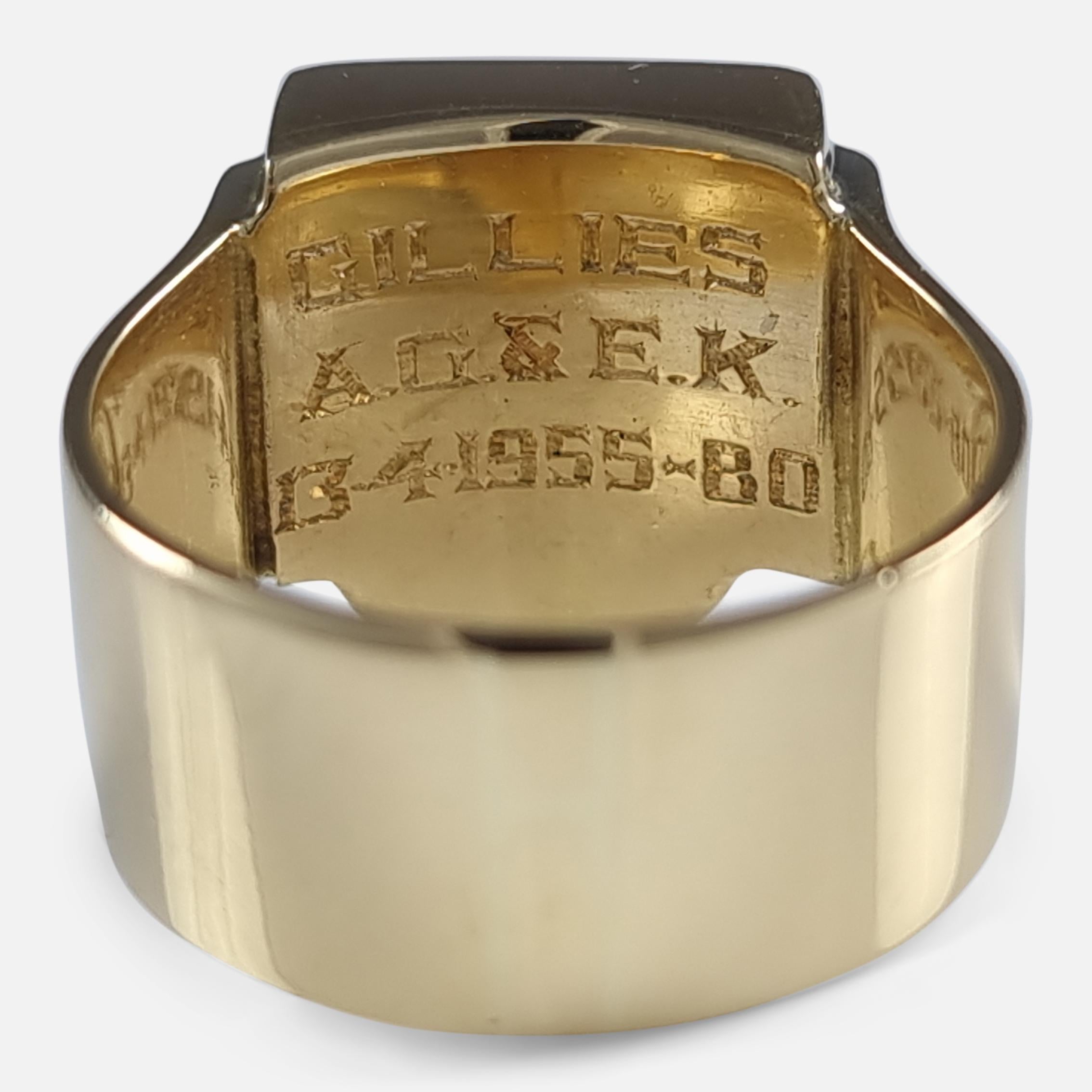 Modern Elizabeth II 18ct Gold Shield Signet Ring, 1980 For Sale