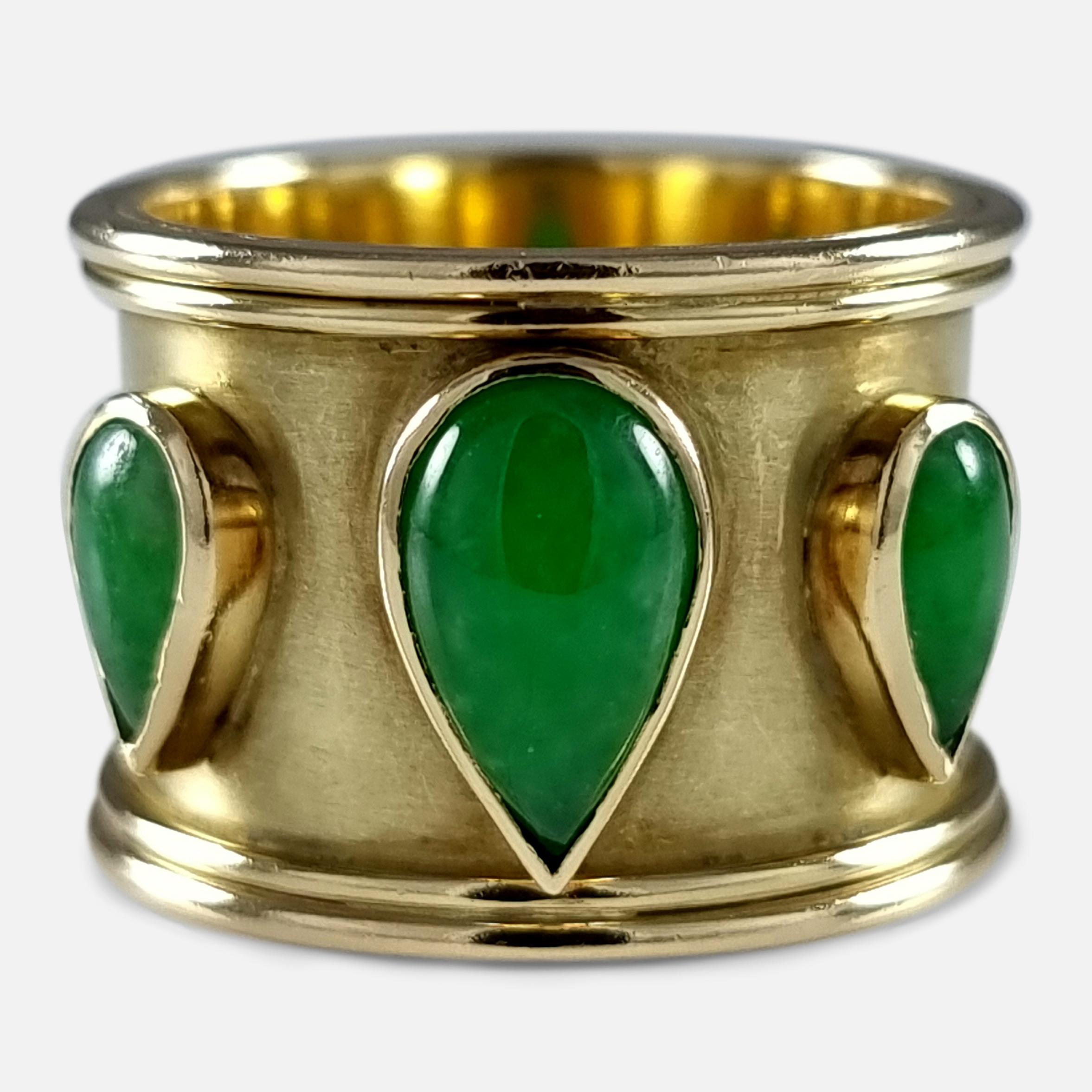 Elizabeth II 18ct Yellow Gold Nephrite Jade Ring For Sale 3