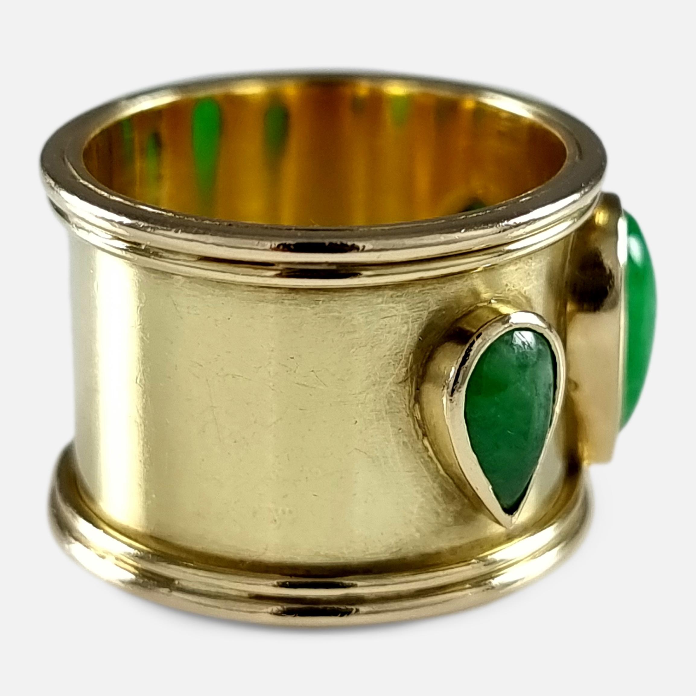 Modern Elizabeth II 18ct Yellow Gold Nephrite Jade Ring For Sale