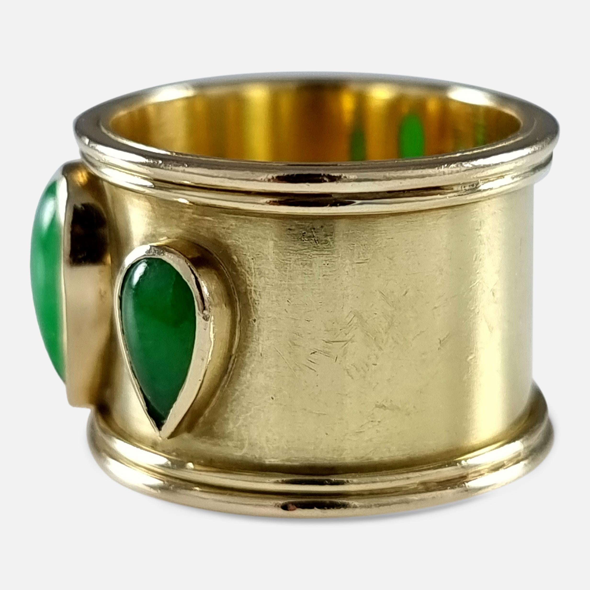 Elizabeth II 18ct Yellow Gold Nephrite Jade Ring In Good Condition For Sale In Glasgow, GB