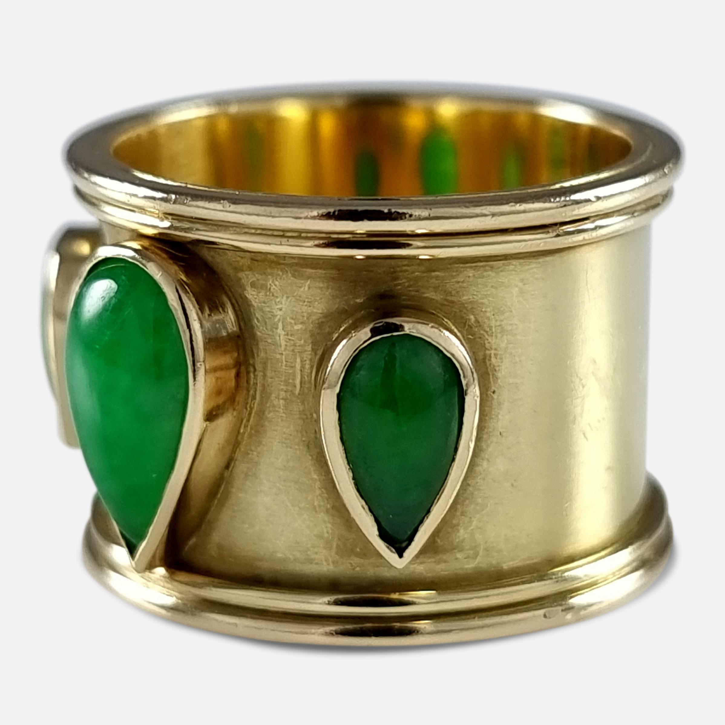 Women's or Men's Elizabeth II 18ct Yellow Gold Nephrite Jade Ring For Sale