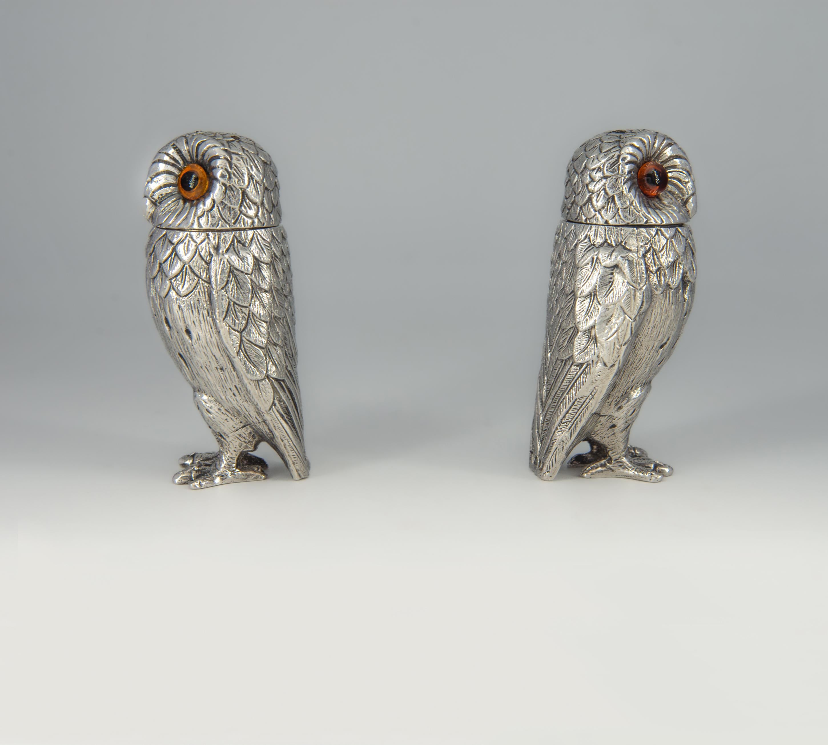 Impressive hallmarked sterling silver Elizabeth II English owl salt and pepper set, made by Richard Comyns - London 1960.

Modelled as standing owls with wonderful detailed plumage, very finely cast, and ornamented with original bead eyes.

The