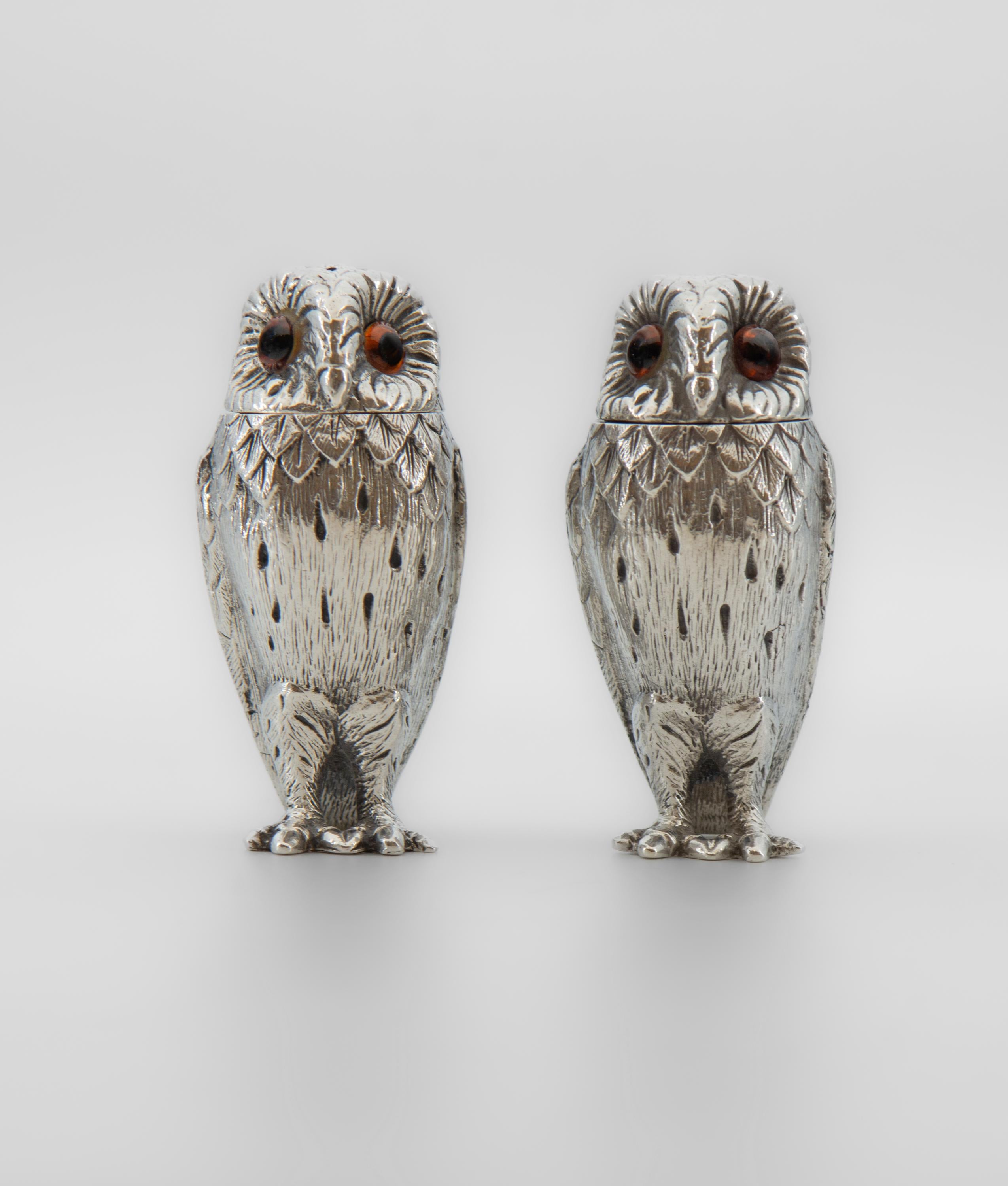 Impressive hallmarked sterling silver Elizabeth II English owl salt and pepper set, made by Richard Comyns - London 1966.

Modelled as standing owls with wonderful detailed plumage, very finely cast, and ornamented with original bead eyes.

The