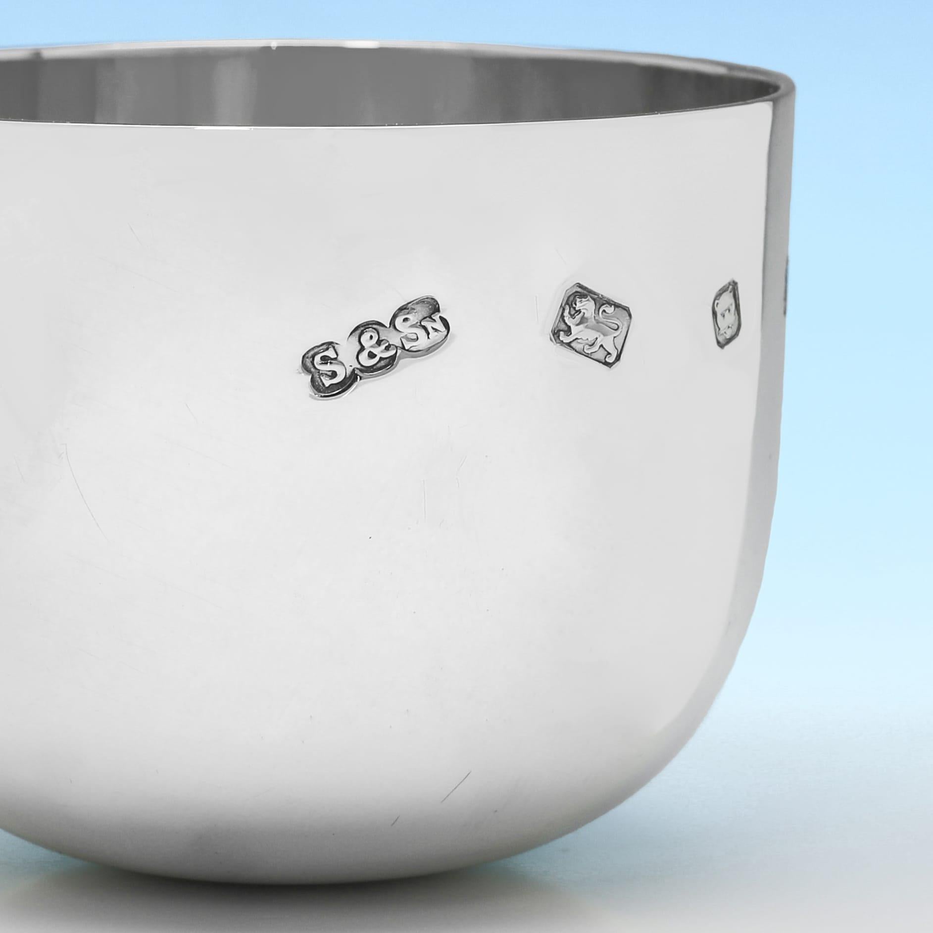 Modern Elizabeth II period sterling silver tumbler cup made by Spink & Son in 1978