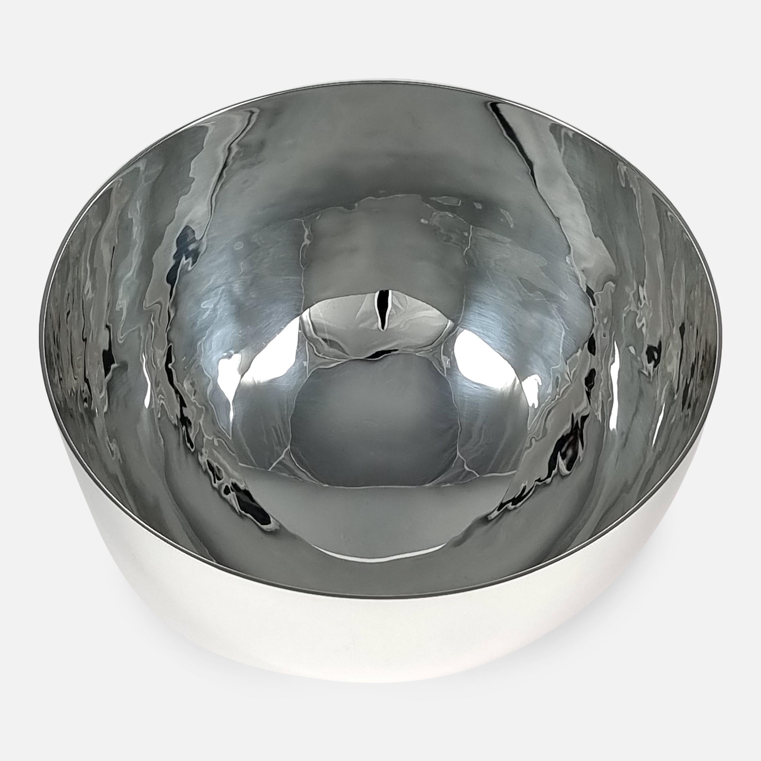 Elizabeth II Sterling Silver Tumble Fruit Bowl, William & Son, 2015 In Good Condition For Sale In Glasgow, GB
