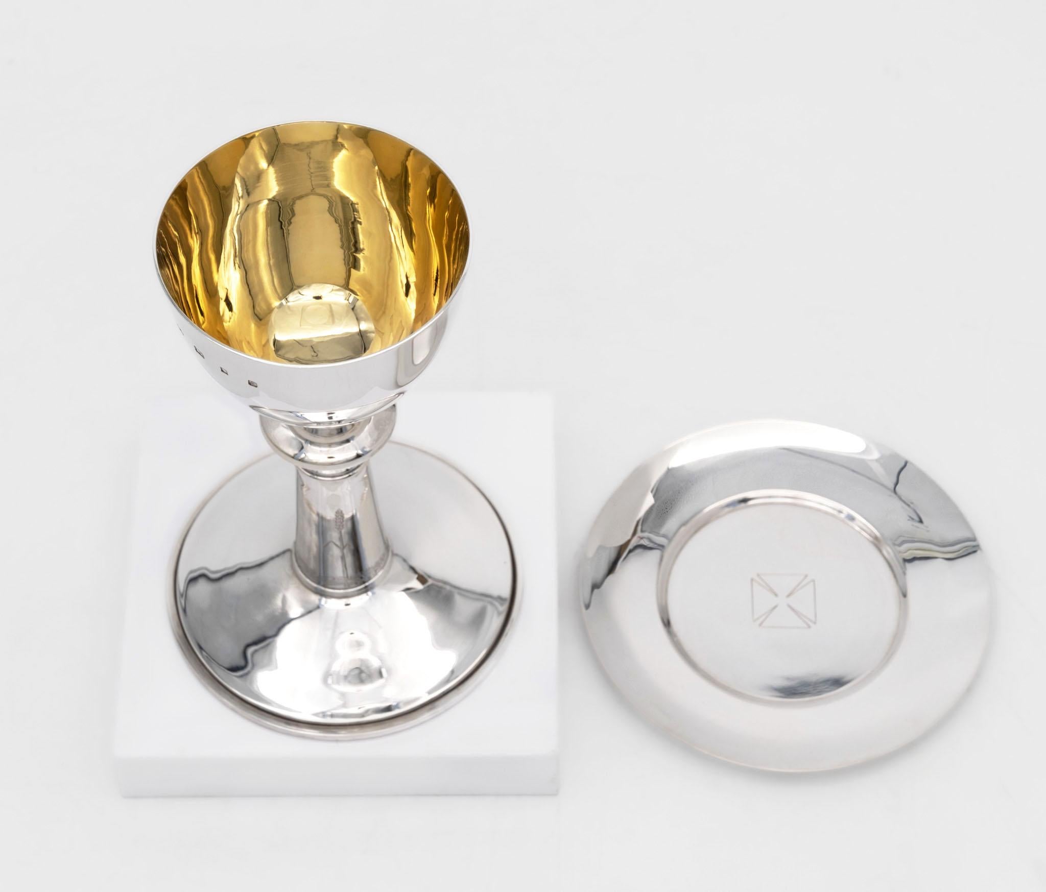 Cáliz y patena de plata de ley Isabel II Londres 1985 en venta 3