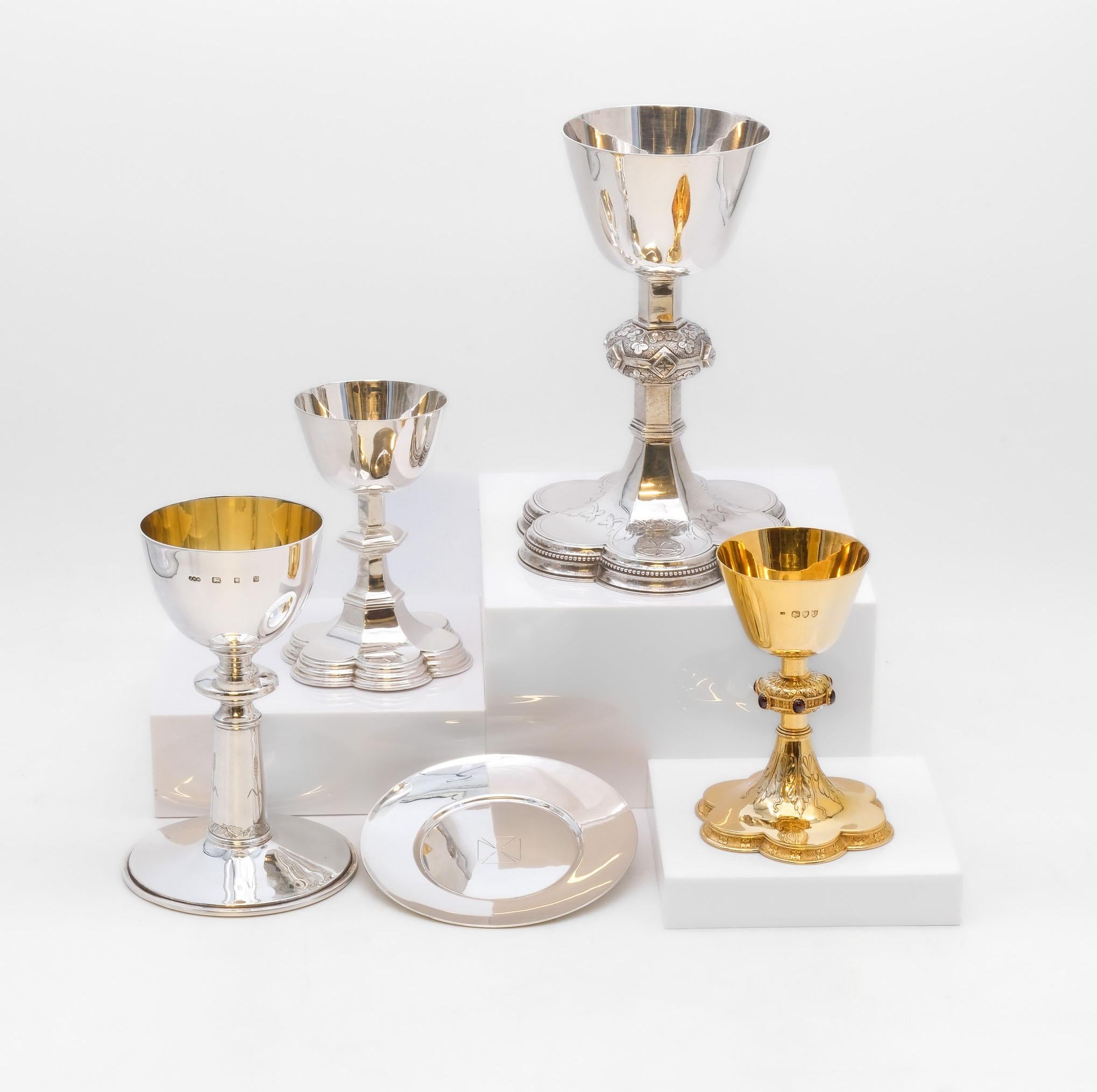 Cáliz y patena de plata de ley de Isabel II. Ambos con matasellos de Londres, 1985.

Se eleva sobre un pie circular con vides y espigas de trigo grabadas en el tallo ahusado, con un remate circular encima. El cuenco semiesférico está forrado de